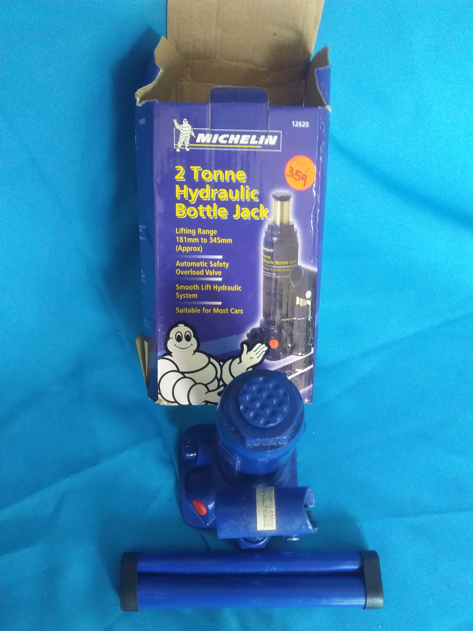 Michelin 2 Tonne Hydraulic Bottle Jack with lifting range 181mm to 345mm, suitable for most cars. Box and jack shown.