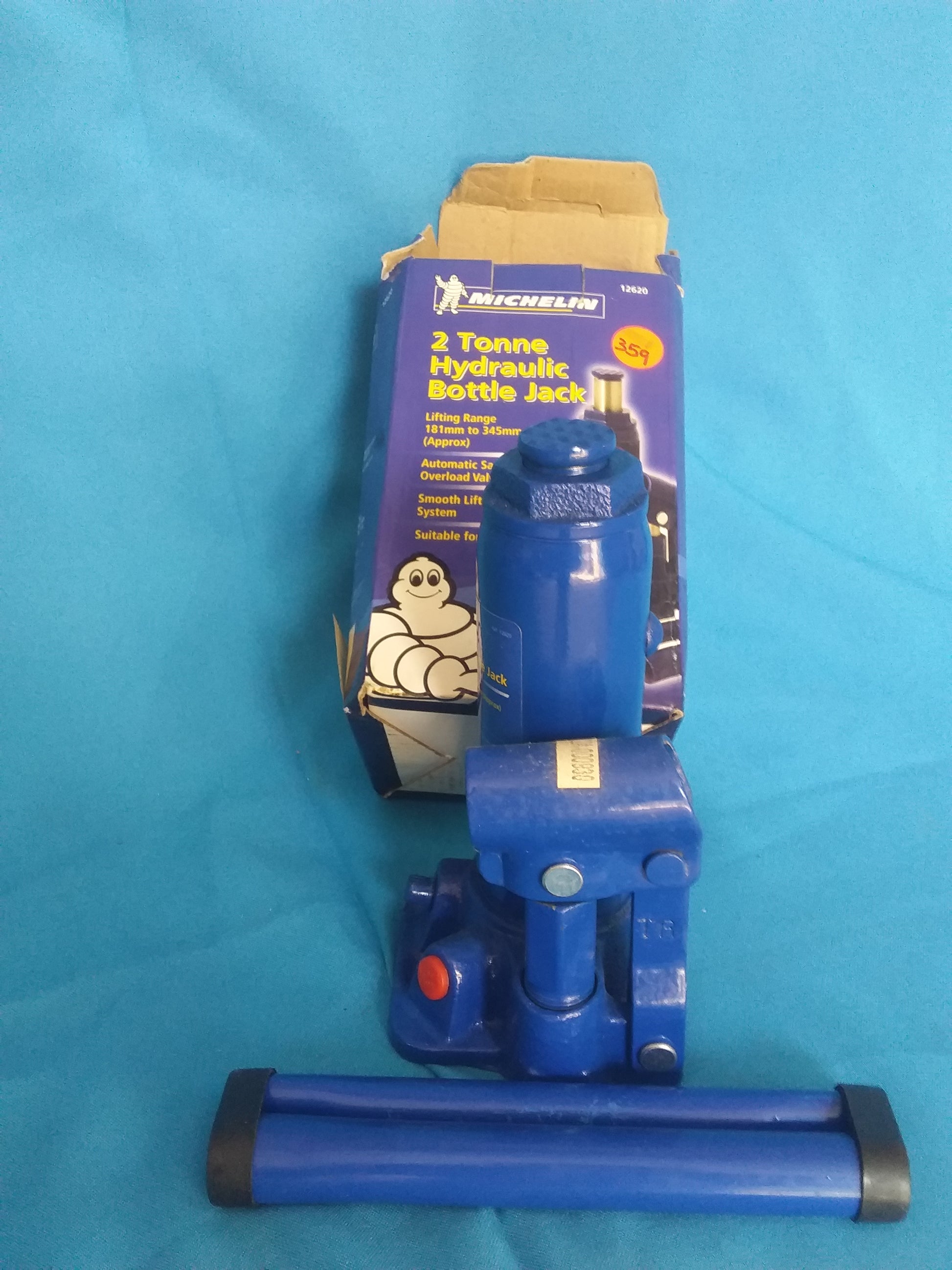 Michelin 2 Tonne Hydraulic Bottle Jack with lifting range 181mm to 345mm, shown with packaging featuring Michelin mascot, available at Die Skatkis.
