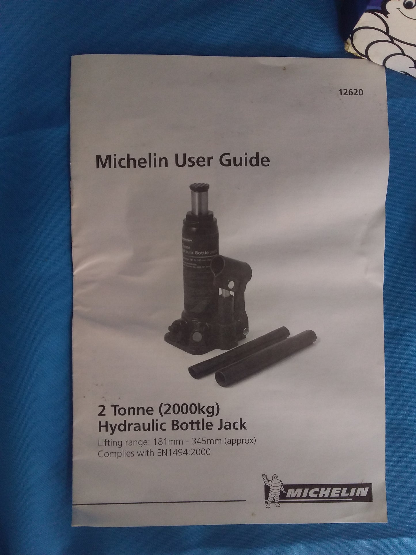 User guide cover for Michelin 2 Tonne (2000kg) Hydraulic Bottle Jack, detailing lifting range and compliance with EN1494:2000 standard.