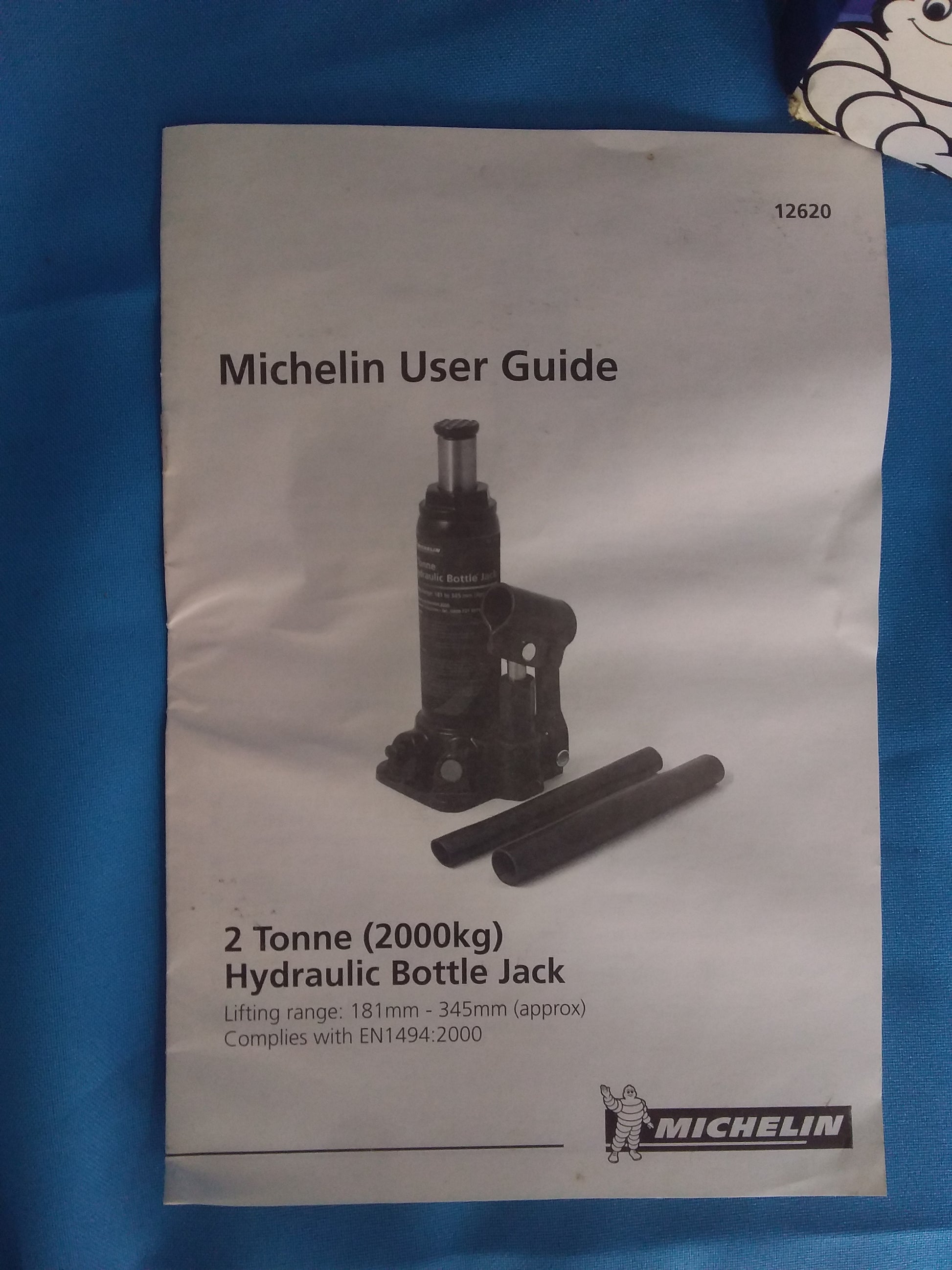 User guide cover for Michelin 2 Tonne (2000kg) Hydraulic Bottle Jack, detailing lifting range and compliance with EN1494:2000 standard.
