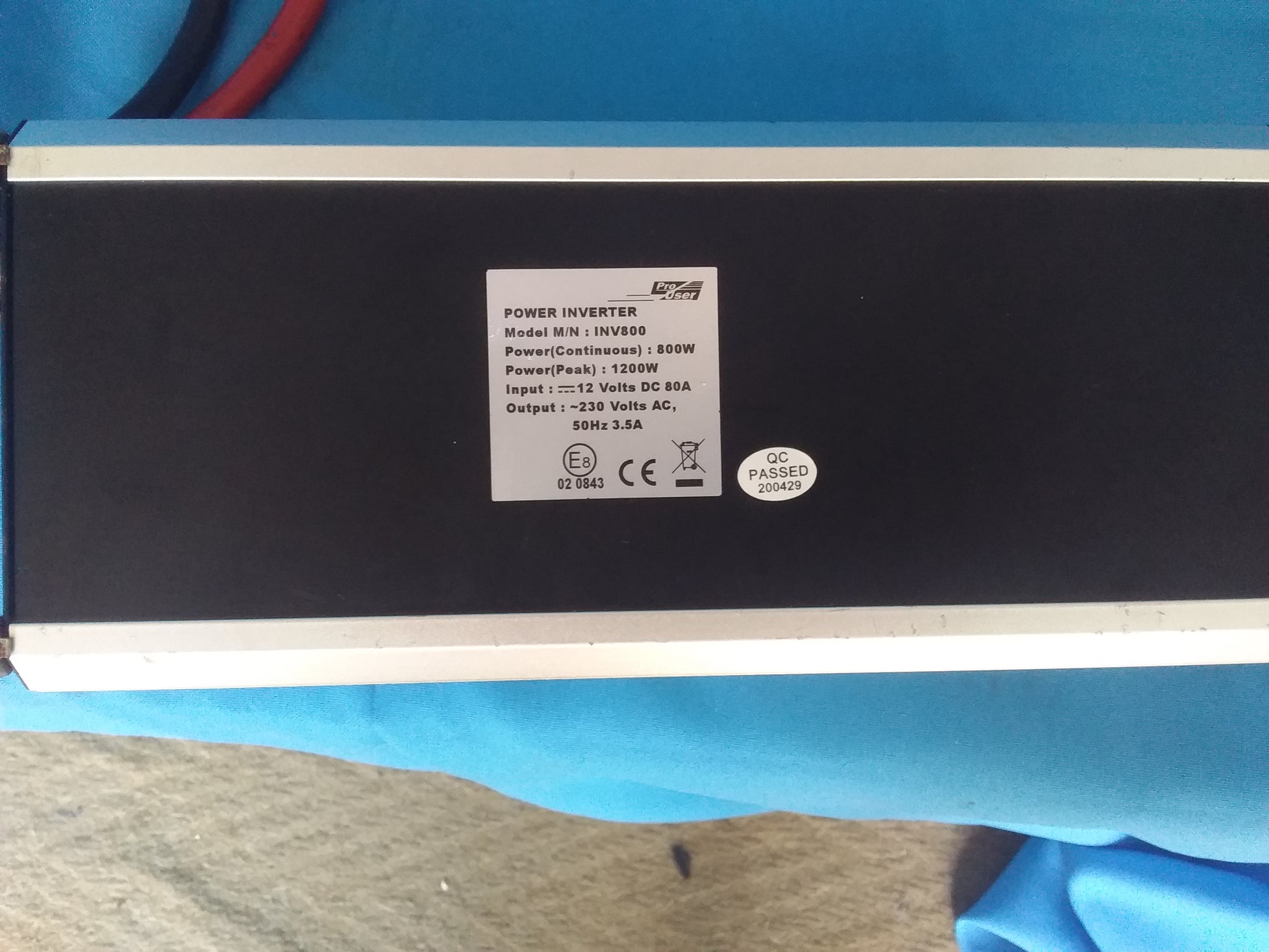 Close-up of ProUser 800W Power Inverter label with specifications: 12V input, 230V AC output, 1200W peak power, available at Die Skatkis.