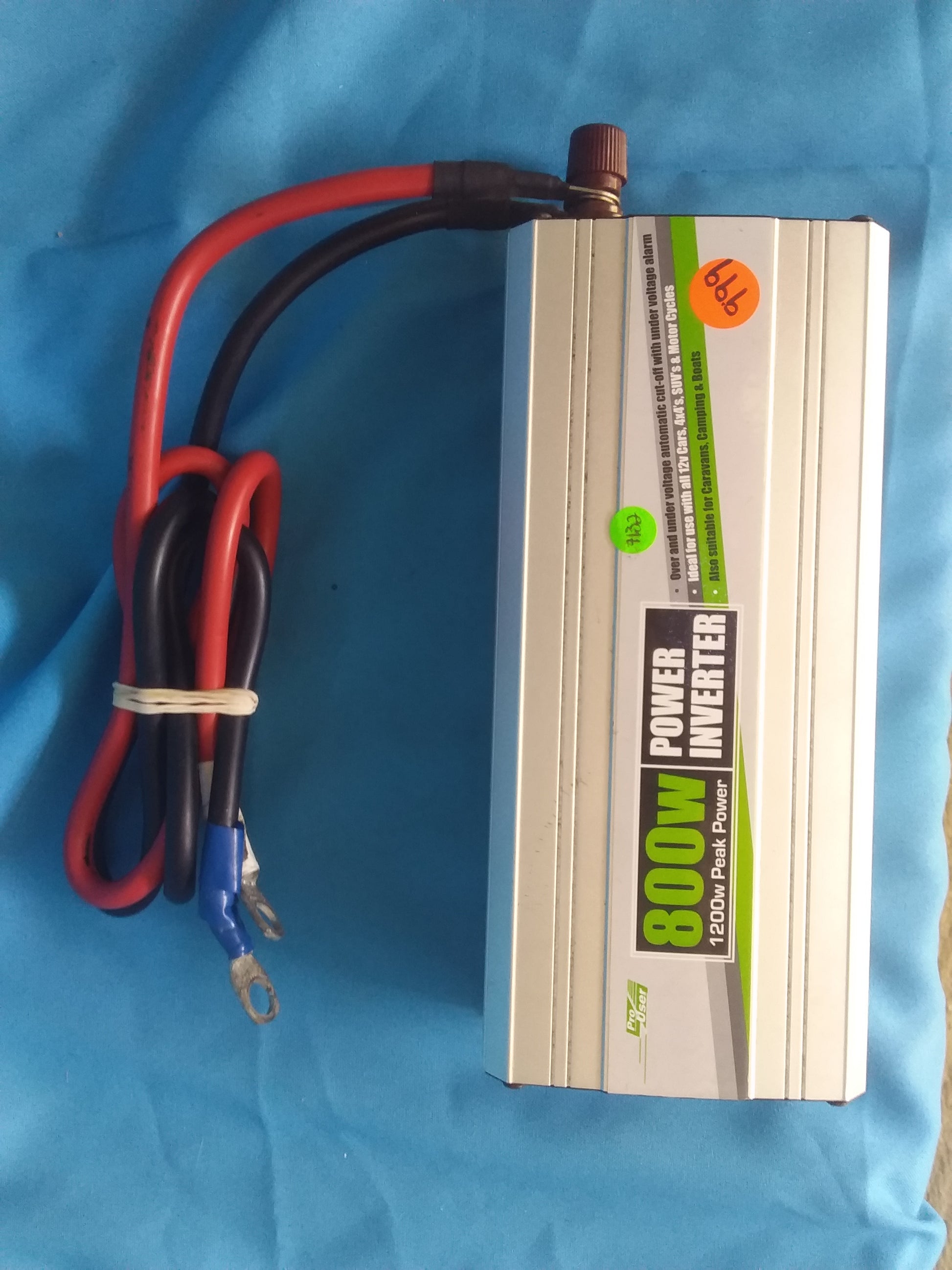 ProUser 800W power inverter with 1200W peak power and attached red and black cables, ideal for 12V vehicles and camping, available at Die Skatkis.