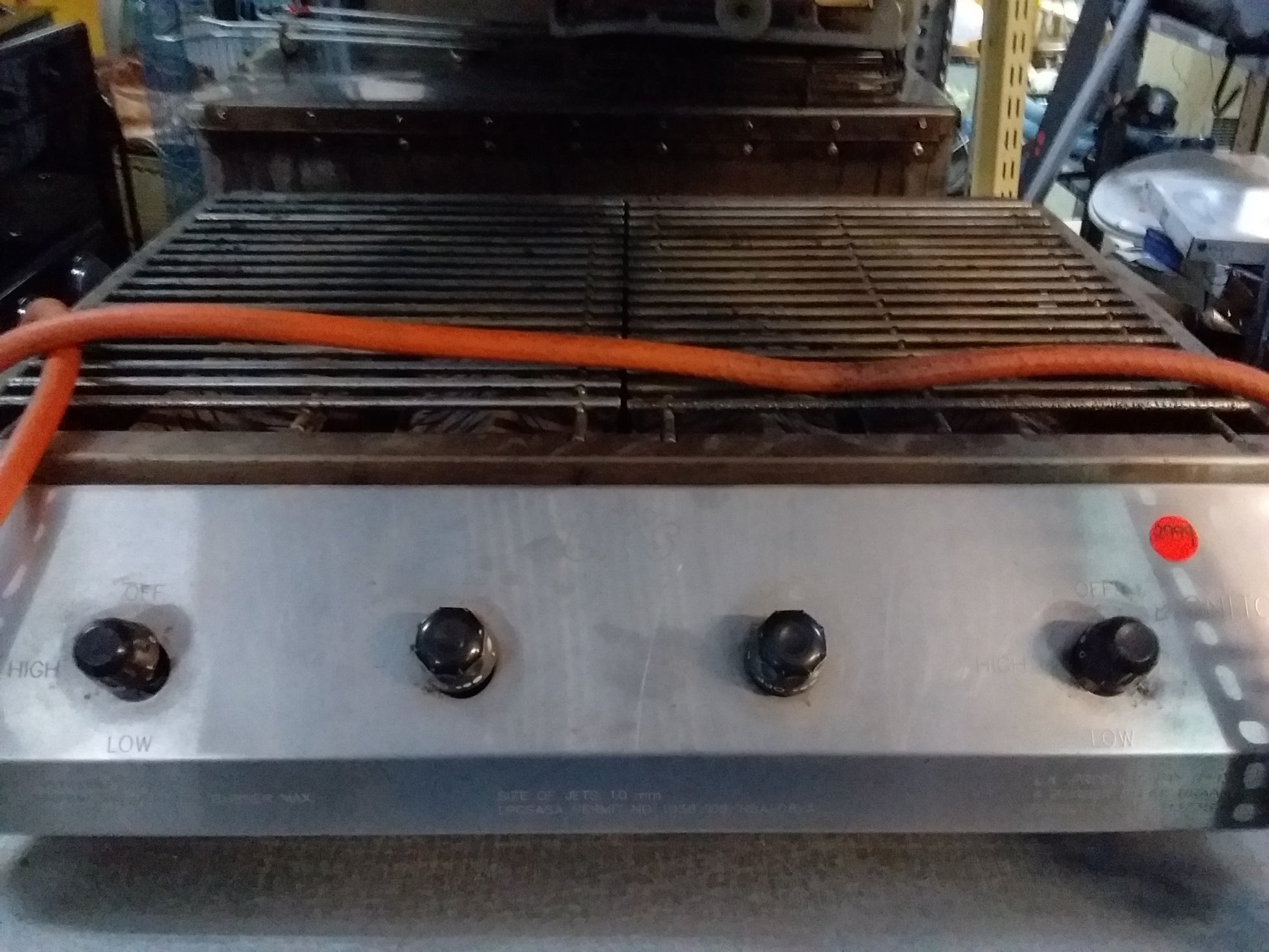 Secondhand LK's Gasbraai with 4 burners, gas pipe, and regulator available at Die Skatkis online store. Ideal for outdoor grilling.
