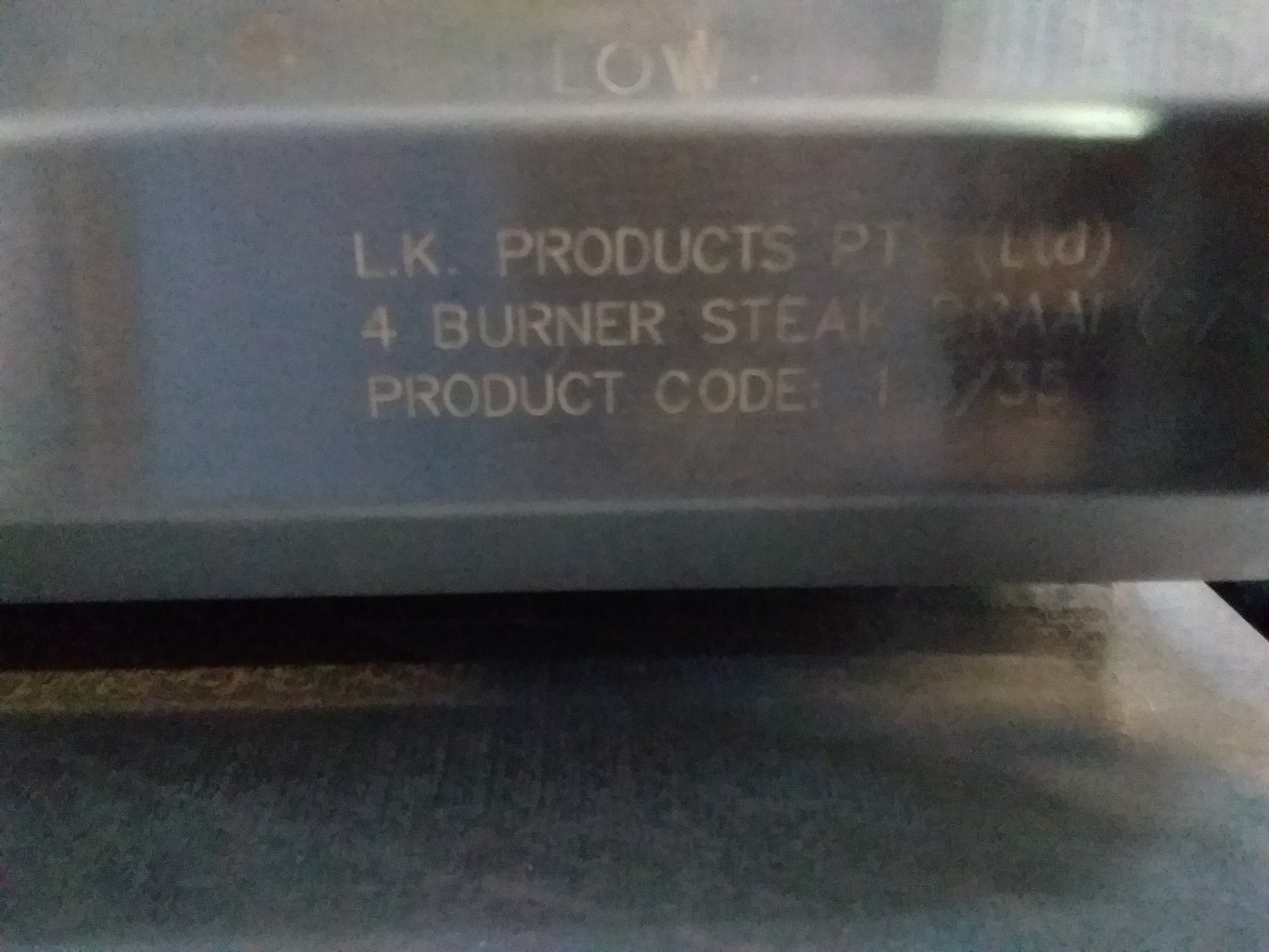 Close-up of LK's 4 Burner Steak Grill metal plate, detailing product code 1/735, available at Die Skatkis secondhand store.