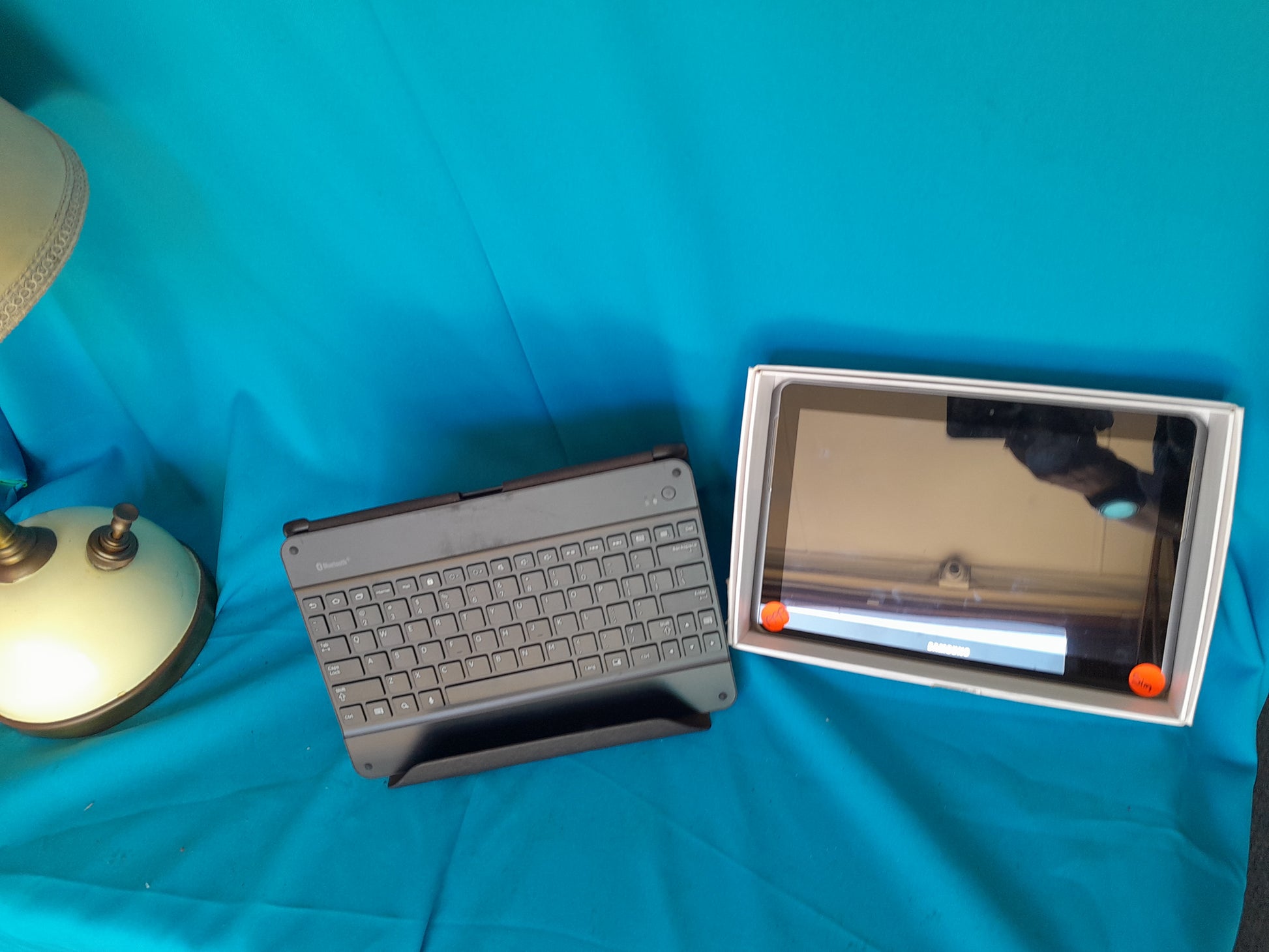 Samsung Galaxy Tab 2 10.1 in white box with Bluetooth keyboard, on blue fabric background, available at Die Skatkis secondhand store.