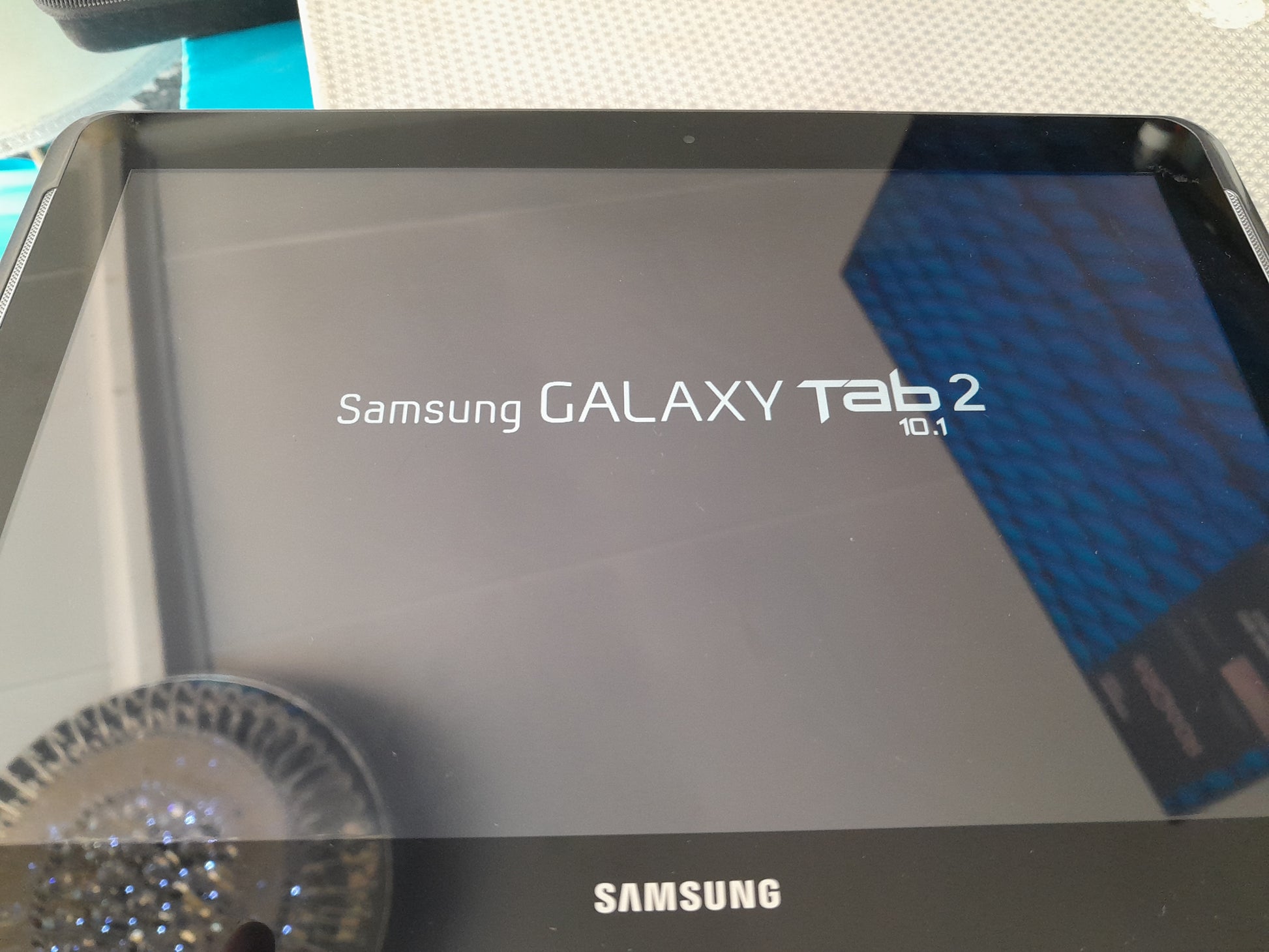 "Samsung Galaxy Tab 2 10.1 startup logo displayed on screen, black bezel with Samsung logo, available at Die Skatkis secondhand store.