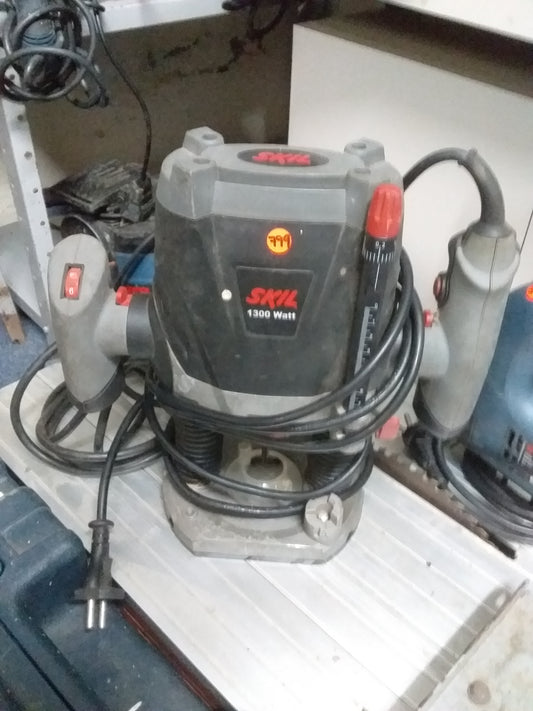 Secondhand Skil 1300 Watt Router with speed control, available at Die Skatkis online store. Power cord included.
