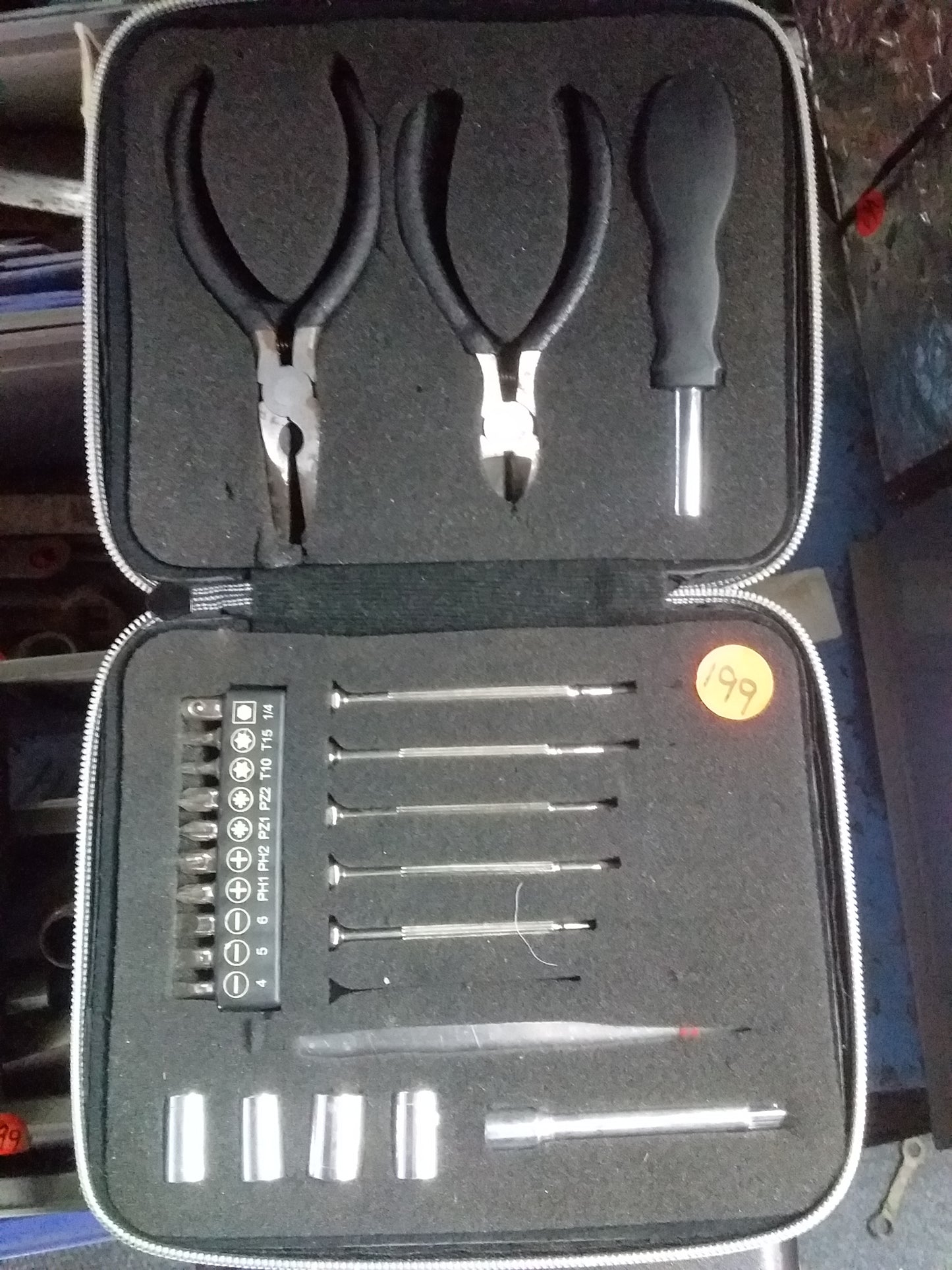 25-piece mini tool set with pliers, screwdrivers, sockets, and tweezers in a zippered case. Available at Die Skatkis.