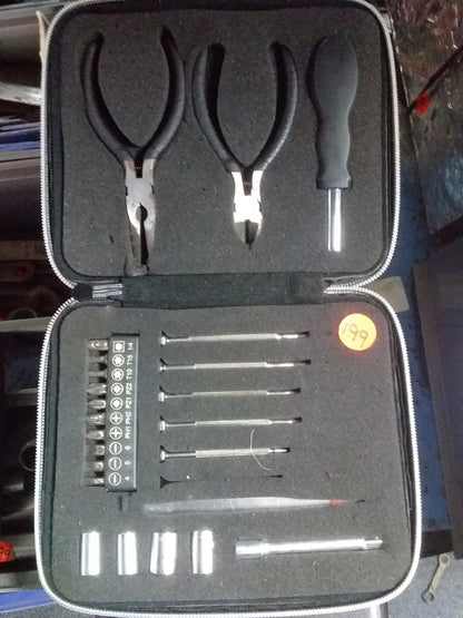 25-piece mini tool set with pliers, screwdrivers, sockets, and tweezers in a zippered case. Available at Die Skatkis.