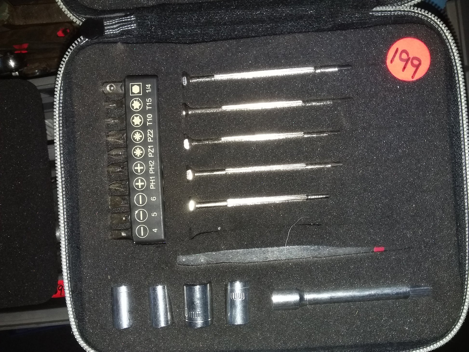 Compact mini tool set in a zippered case, featuring various screwdriver bits, sockets, and a bit holder. Available at Die Skatkis.
