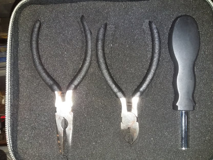 "Mini tool set in a foam-lined case, featuring needle-nose pliers, diagonal cutting pliers, and a screwdriver. Available at Die Skatkis.