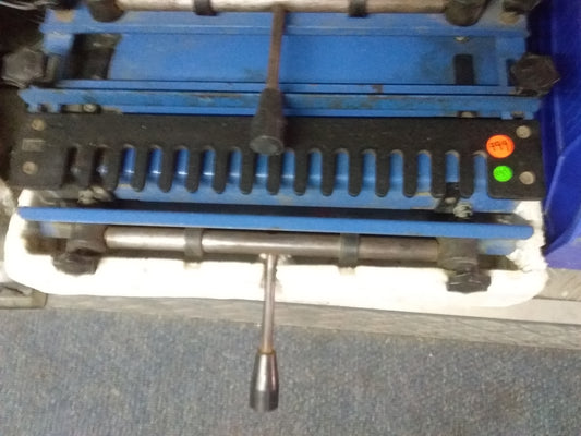 Used dovetail jig for woodworking, featuring blue and black components with a handle, available at Die Skatkis secondhand store.