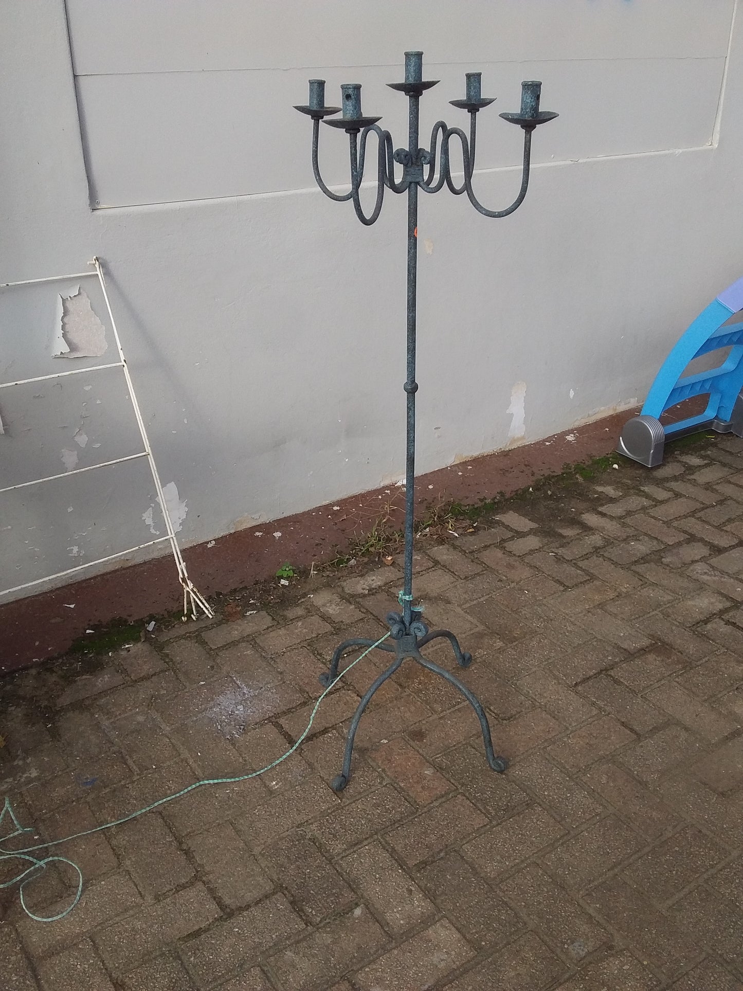 Vintage steel 5-candle holder in very good condition, perfect for adding a touch of elegance to any space. Available at Die Skatkis.
