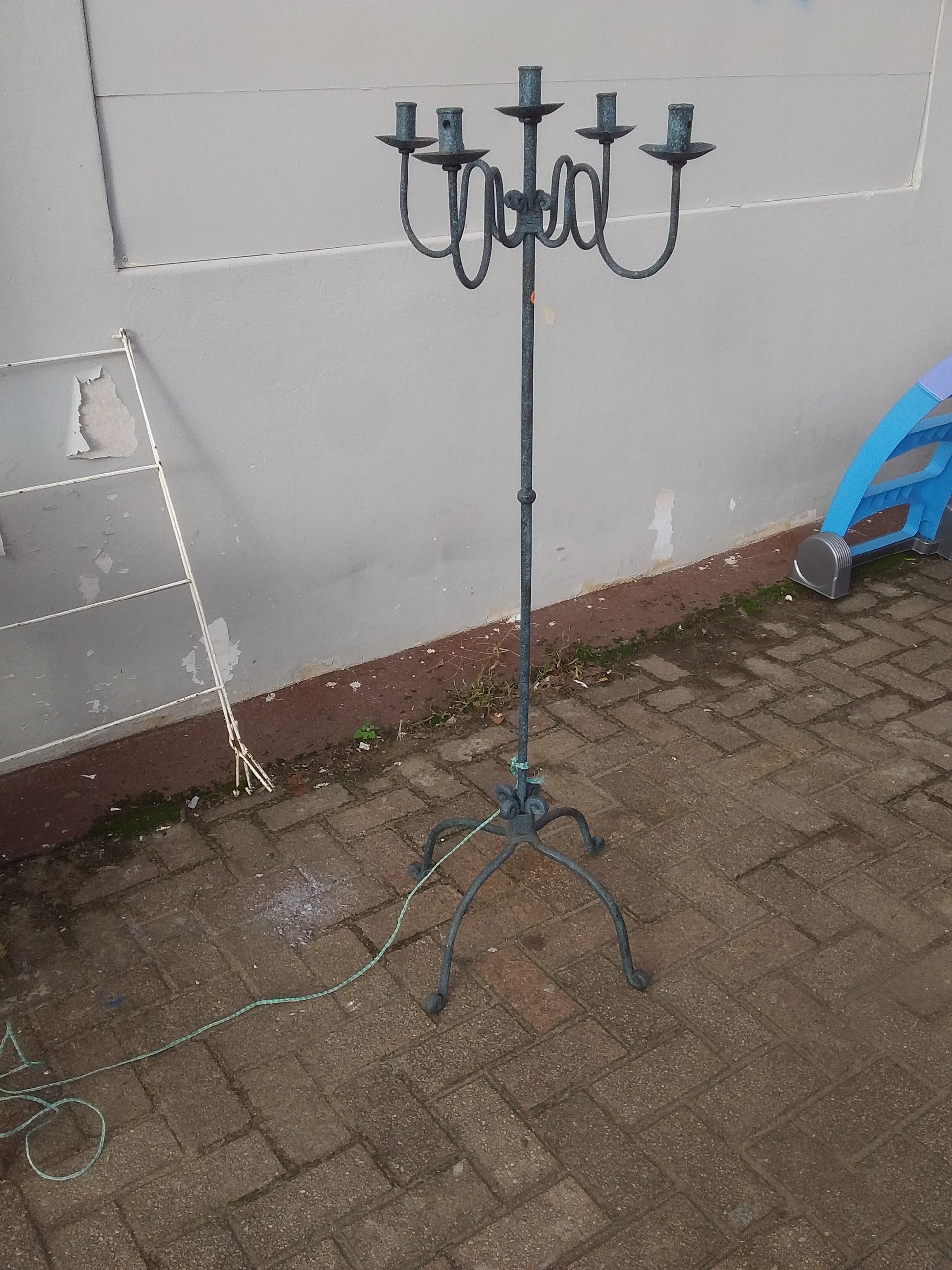 Vintage steel 5-candle holder in very good condition, perfect for adding a touch of elegance to any space. Available at Die Skatkis.