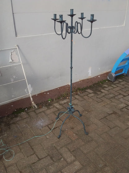 Vintage steel 5-candle holder in very good condition, perfect for adding a touch of elegance to any space. Available at Die Skatkis.