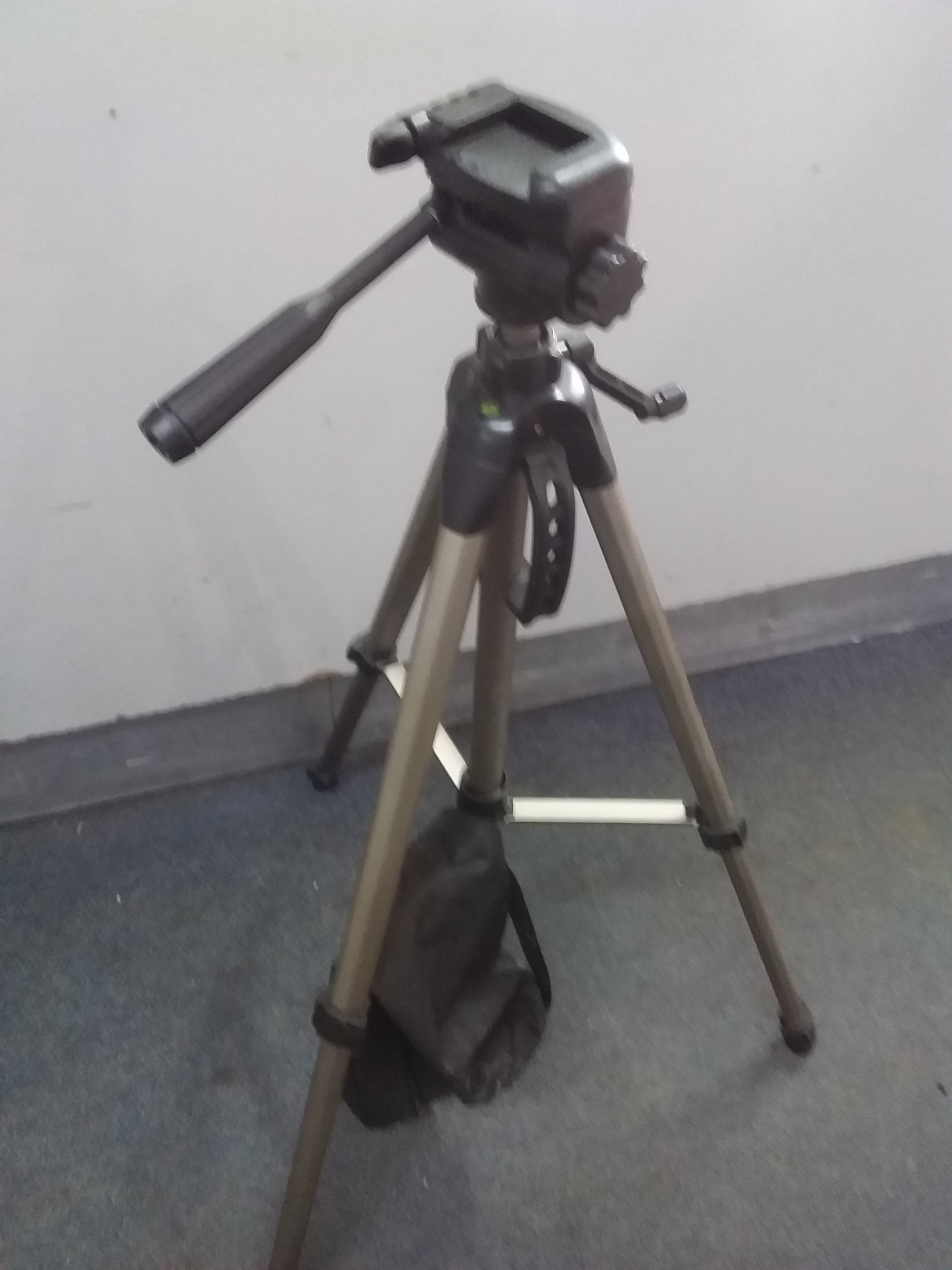 Vivitar V-2800 camera tripod with adjustable legs and a panning handle, shown with small black bag, available at Die Skatkis.