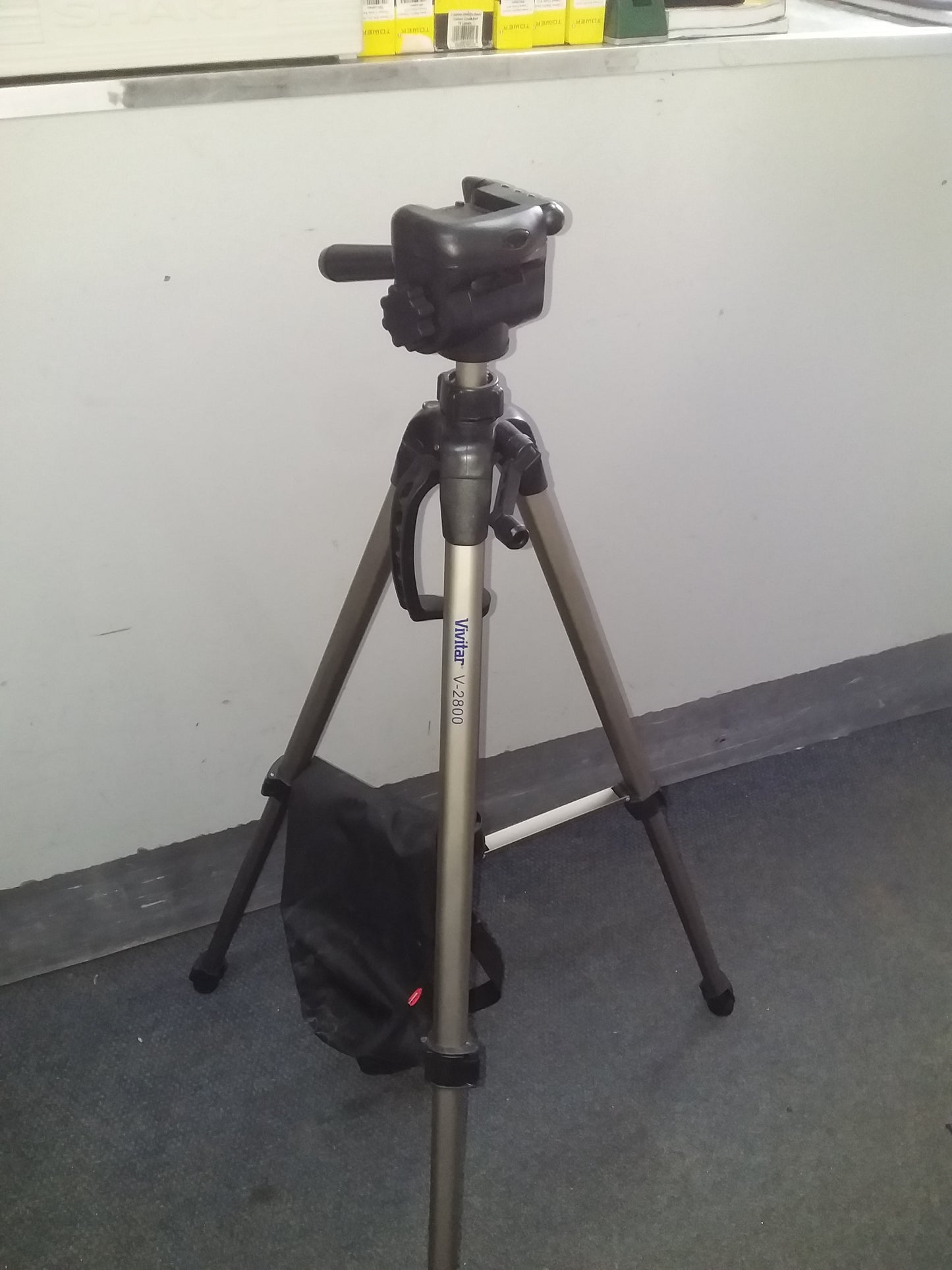 Vivitar V-2800 camera tripod with adjustable legs, ideal for photography enthusiasts, available at Die Skatkis online store.