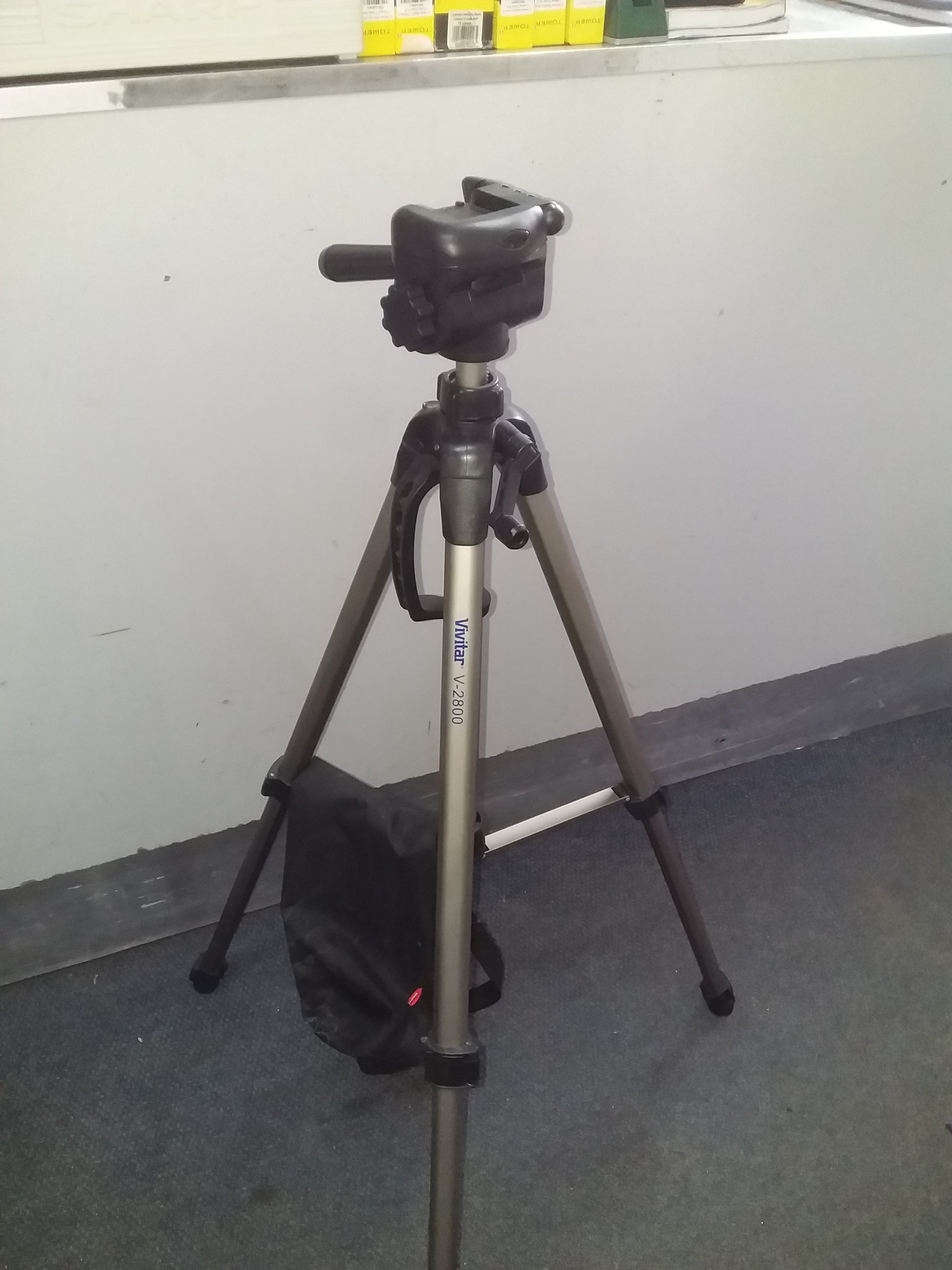 Vivitar V-2800 camera tripod with adjustable legs, ideal for photography enthusiasts, available at Die Skatkis online store.