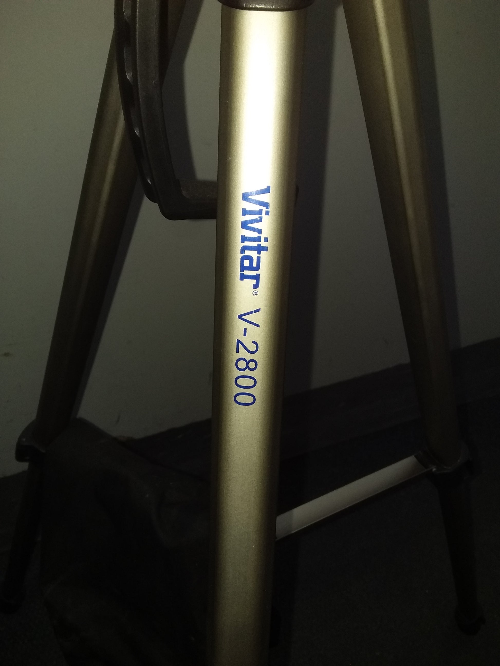 "Close-up of Vivitar V-2800 tripod leg, showcasing metal with a gold finish, available at Die Skatkis secondhand store.