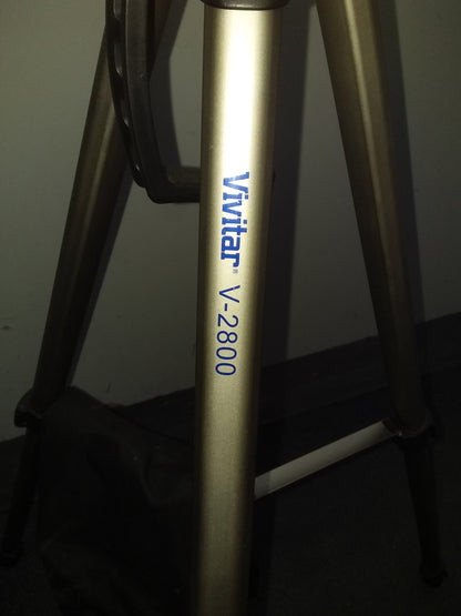 "Close-up of Vivitar V-2800 tripod leg, showcasing metal with a gold finish, available at Die Skatkis secondhand store.
