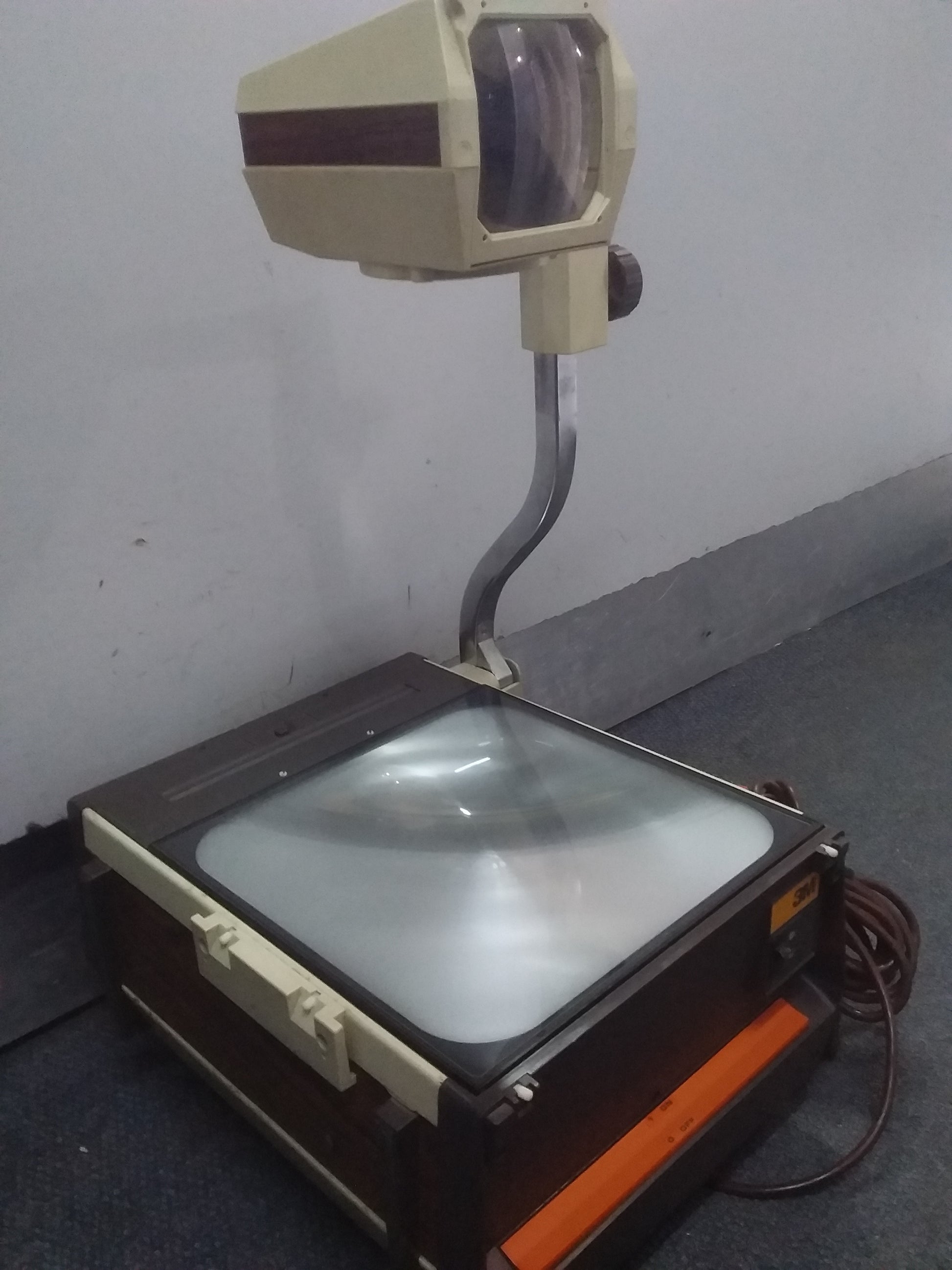 Vintage 3M overhead projector, model 213, with adjustable arm, 380W AKD lamp, and coiled power cord. Available at Die Skatkis.