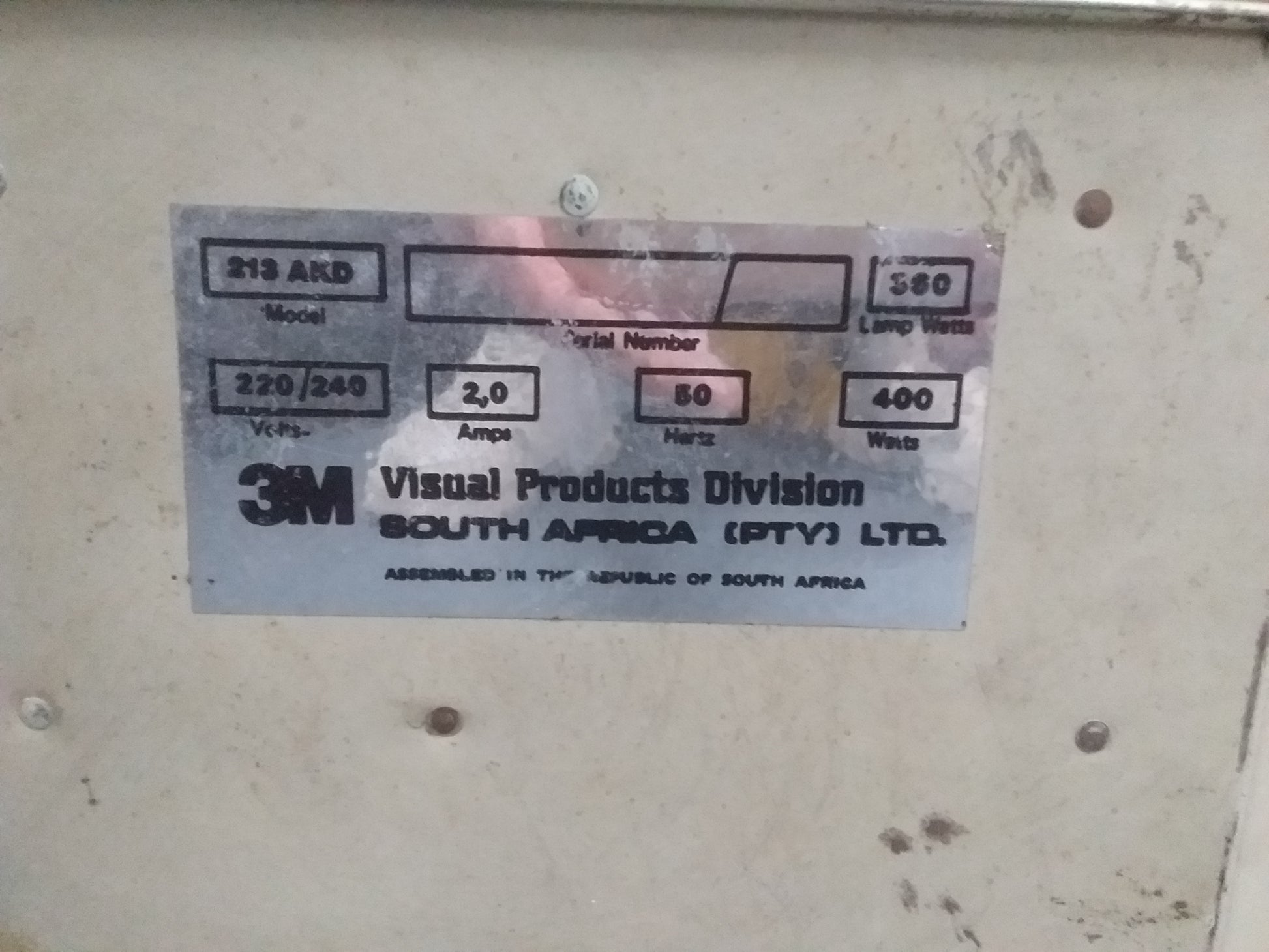 Close-up of metal plate on Vintage 3M Overhead Projector, model 213 AKD, detailing technical specs and power requirements. Available at Die Skatkis.