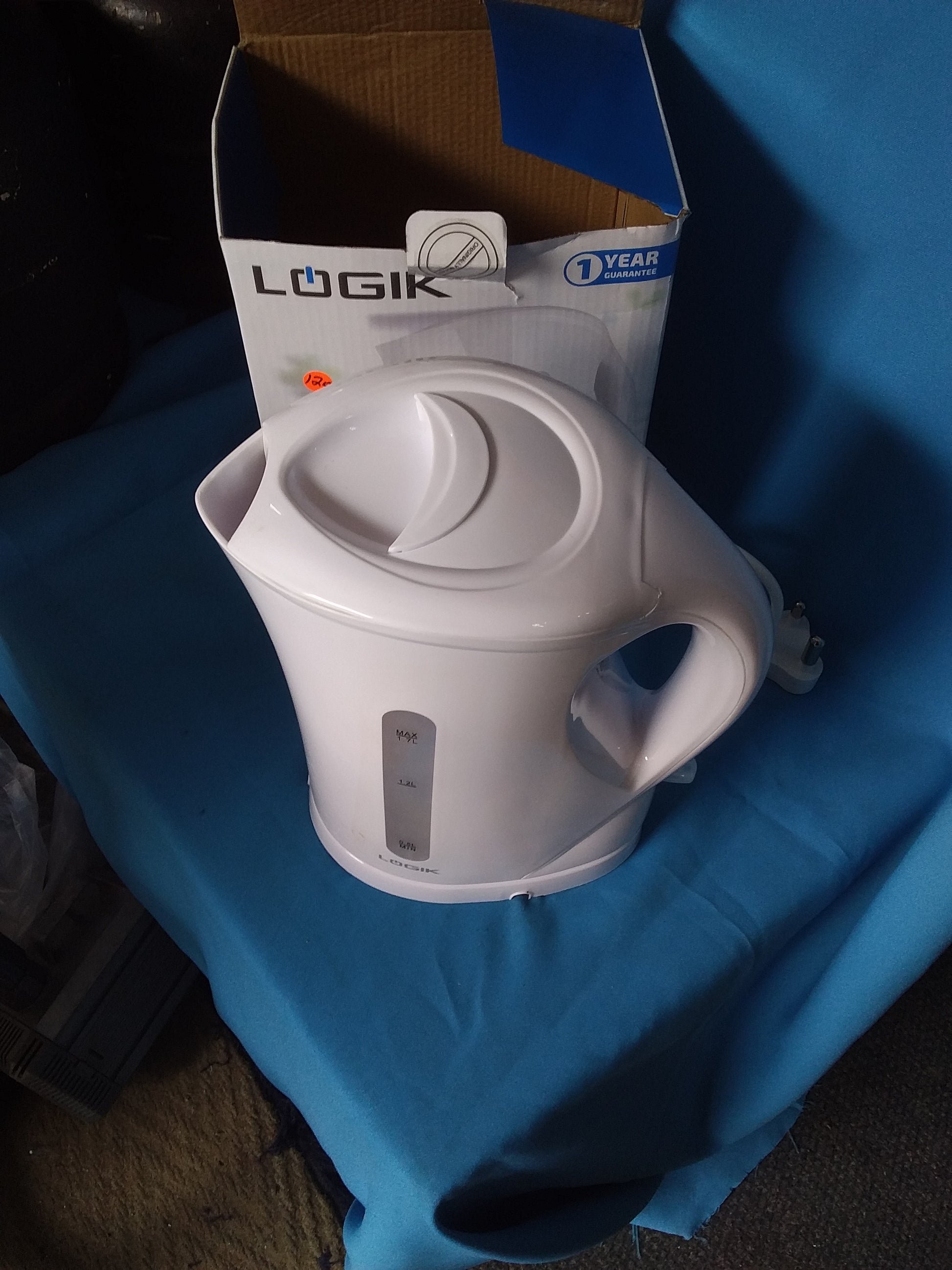 Logik 1.7 Litre cordless electric kettle with water level indicator and lift-up lid, displayed with original packaging and 1-year guarantee. Available at Die Skatkis.