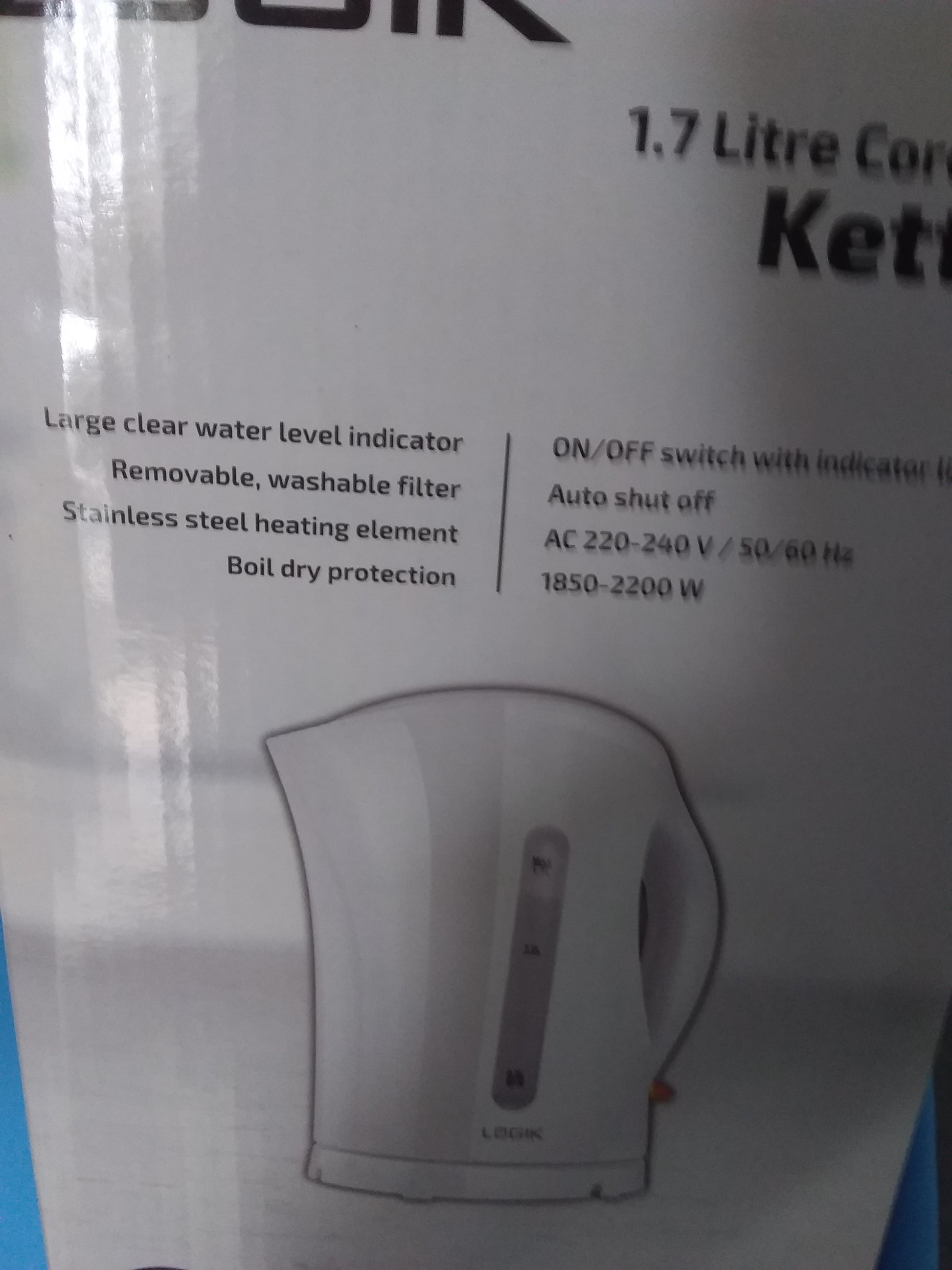 Logik 1.7 Litre cordless kettle packaging highlighting features like clear water level indicator, removable filter, and stainless steel heating element. Available at Die Skatkis.