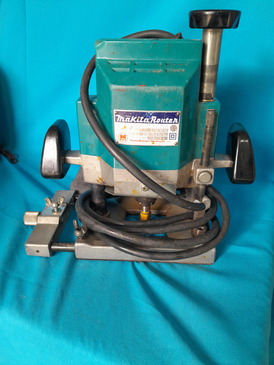 Reliable Makita Router, Model 3600B, 1500 W, a robust tool for precision routing and shaping tasks.