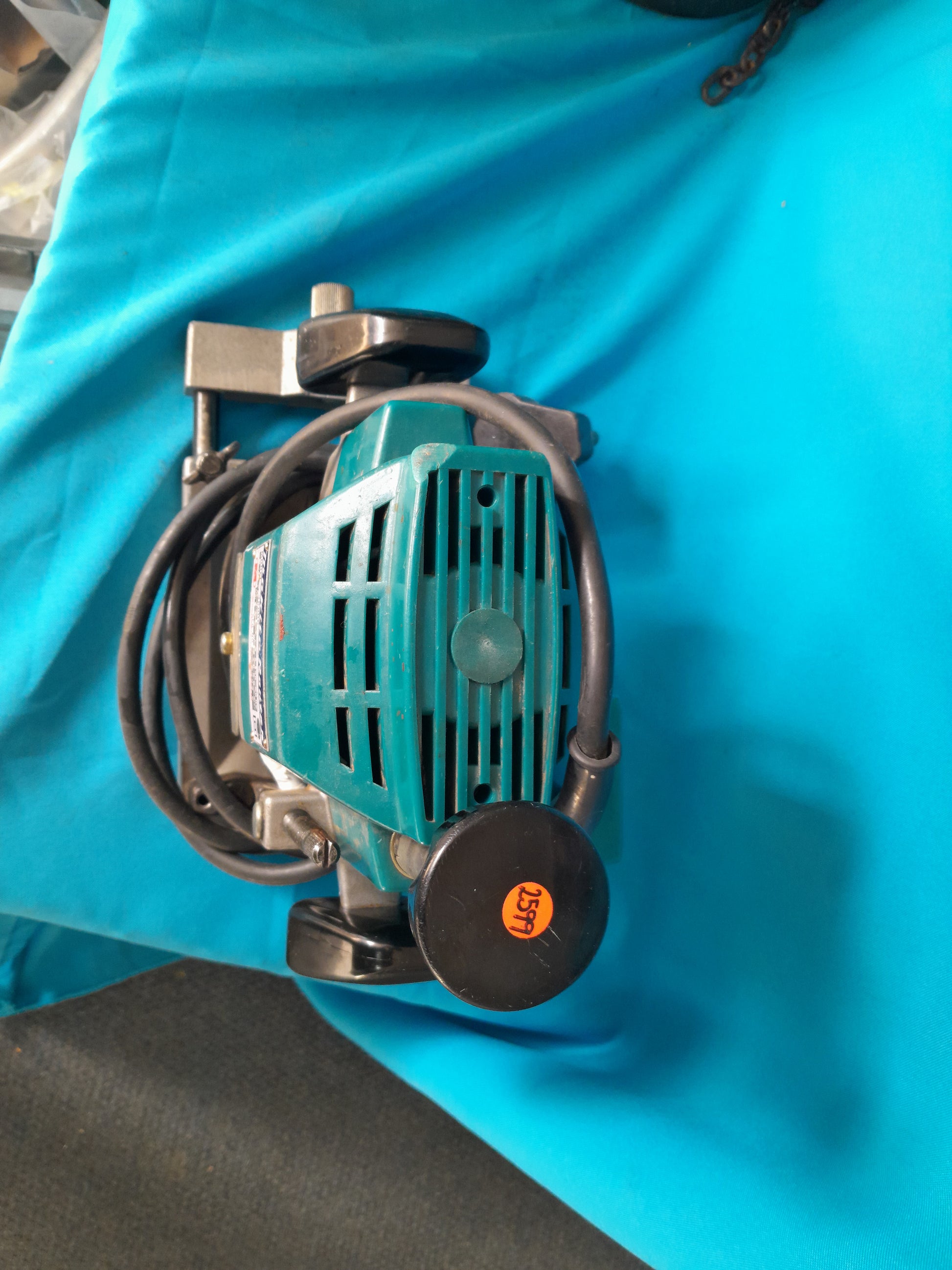 Secondhand Makita Router Model 3600B available at Die Skatkis, perfect for DIY enthusiasts.