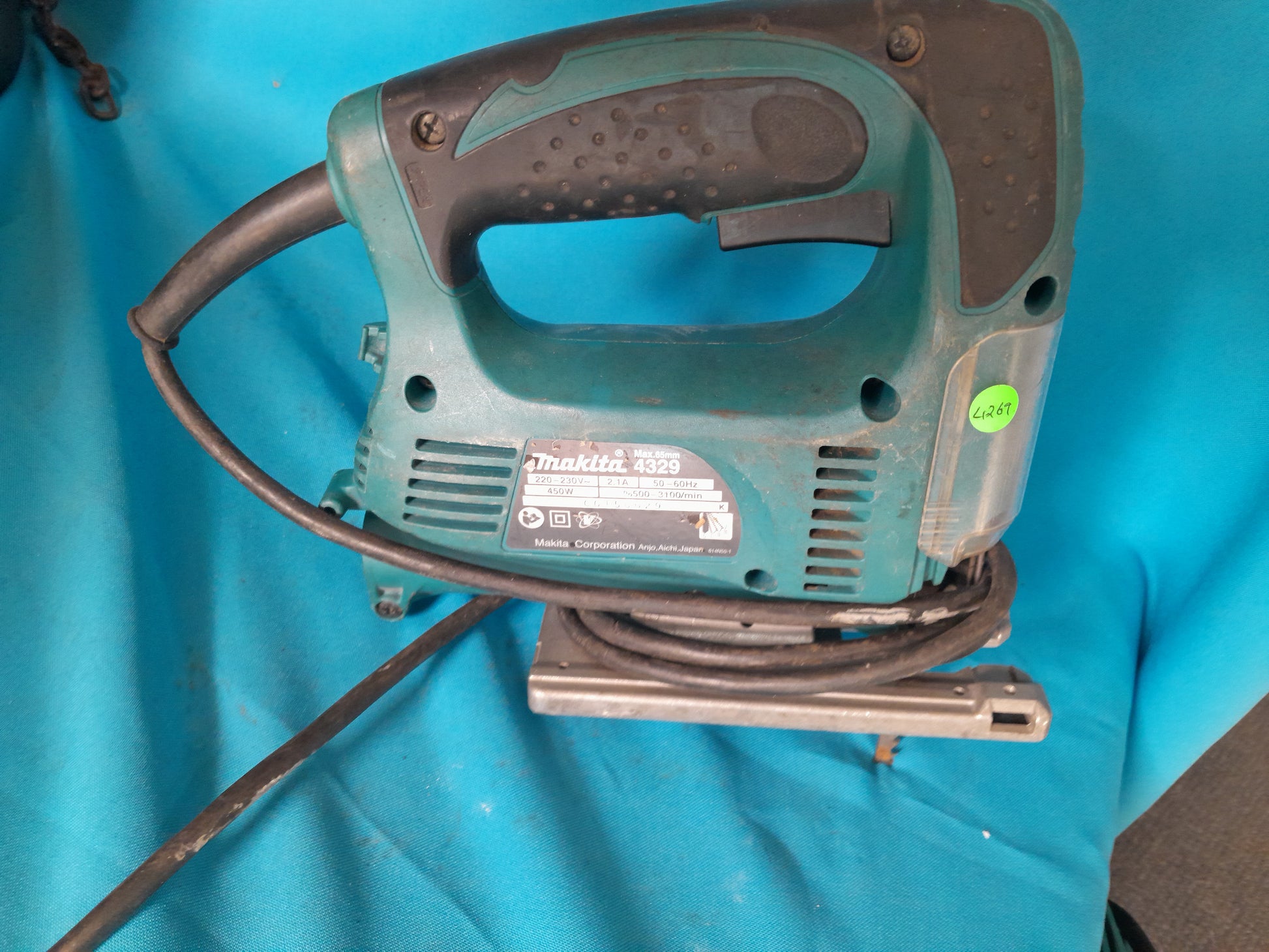 For sale: Makita 4329 jigsaw, perfect for precise cuts in various materials.