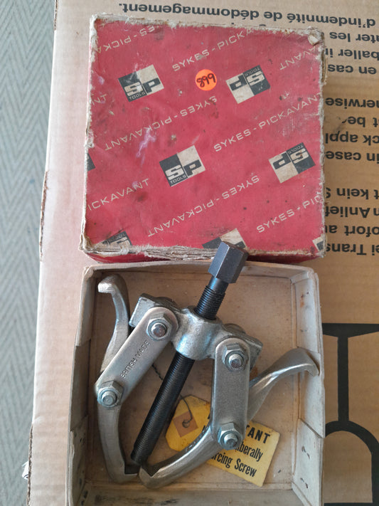 Twin grip gear puller by Sykes-Pickavant, perfect for removing gears and pulleys.