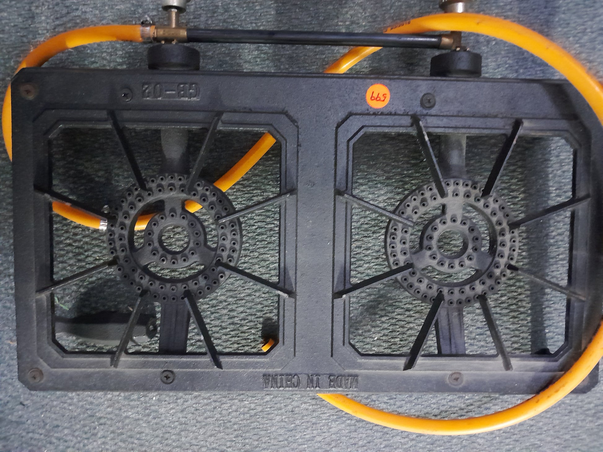 Secondhand 2 plate gas burner available, made of cast iron, comes with pipe but no regulator.
