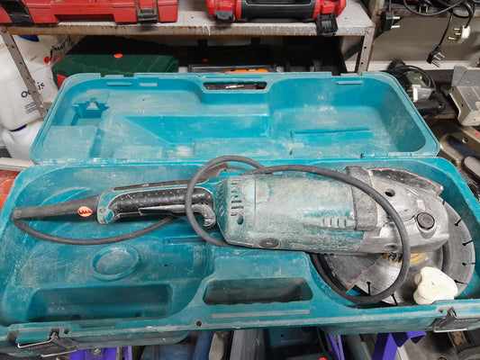 Reliable secondhand Makita GA9020 angle grinder with 2200W power, perfect for home improvement.