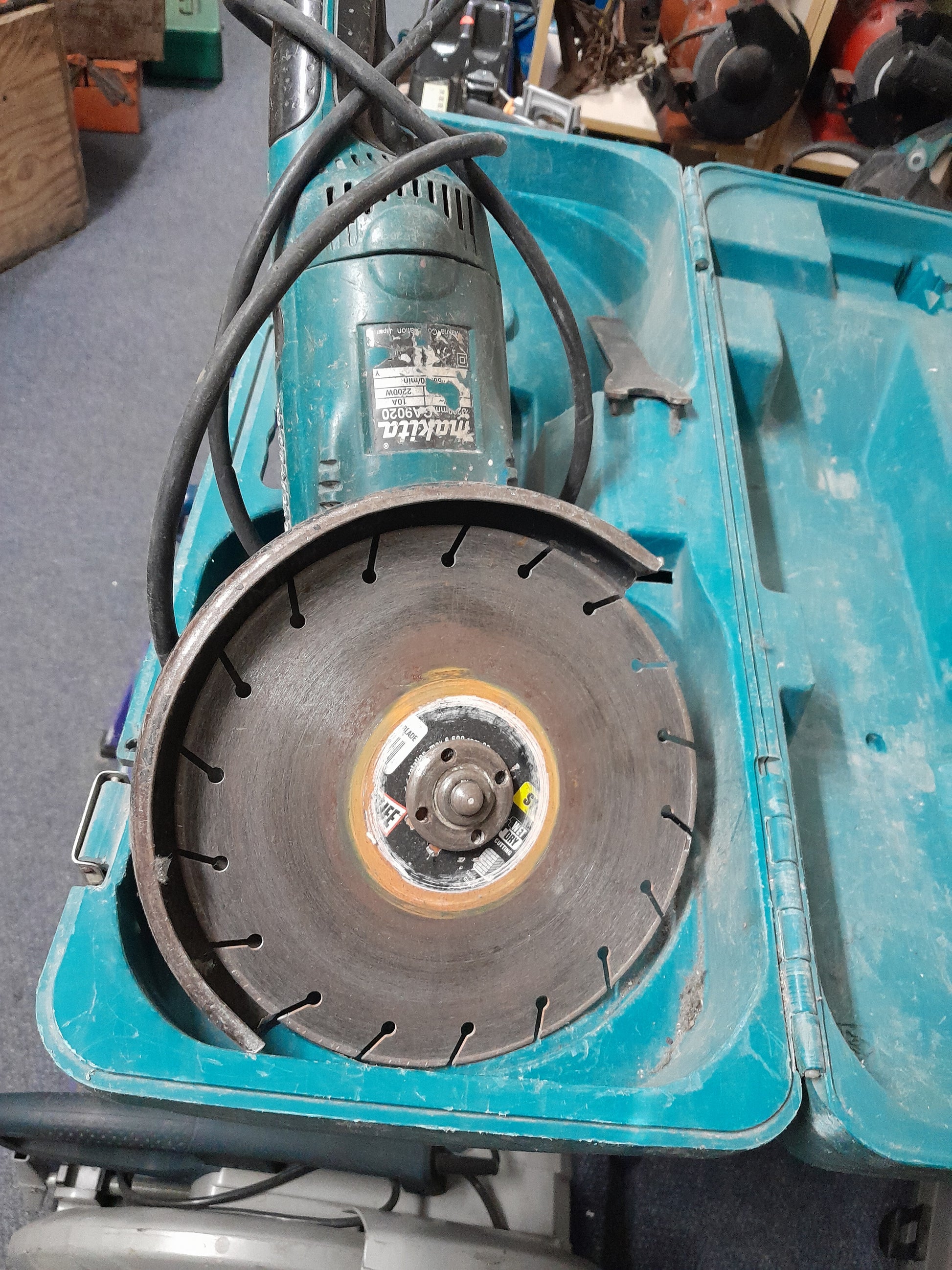 Makita GA9020 angle grinder, 2200W continuous power, ideal for various grinding tasks.