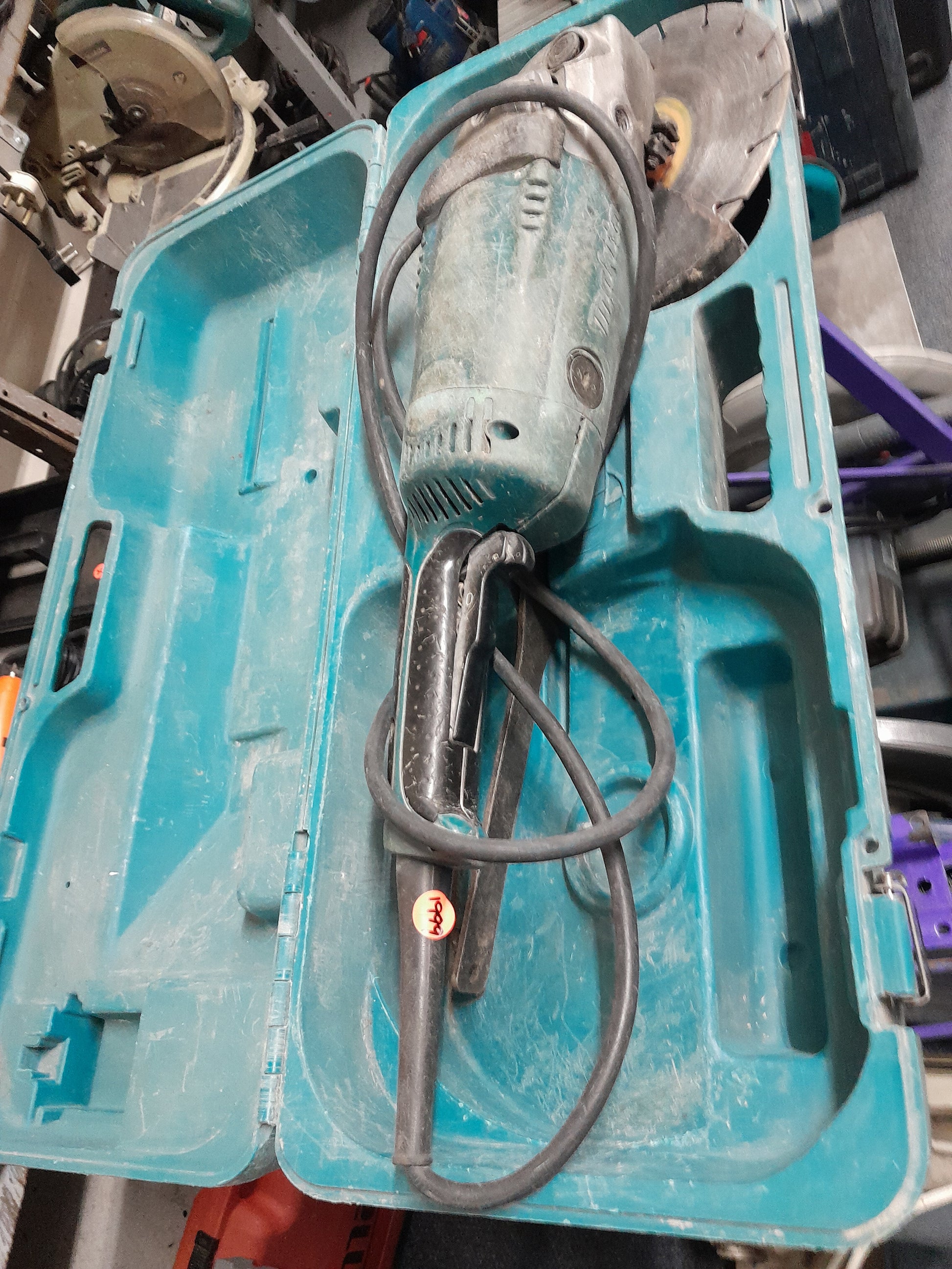 Makita angle grinder with 230mm disk, powerful 2200W motor, available at Die Skatkis secondhand store.