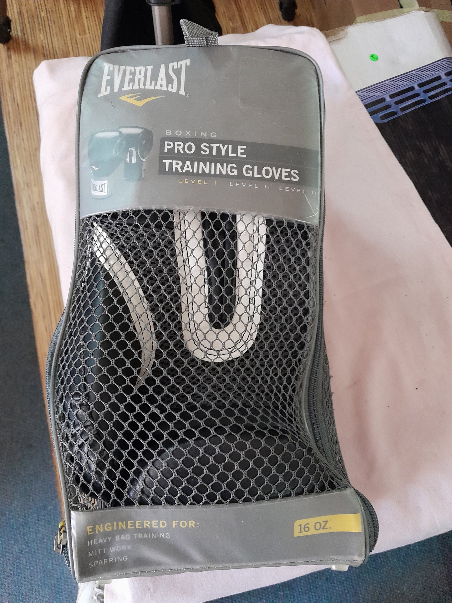 High-quality Everlast Pro-Style Training Gloves in excellent condition for boxing enthusiasts.