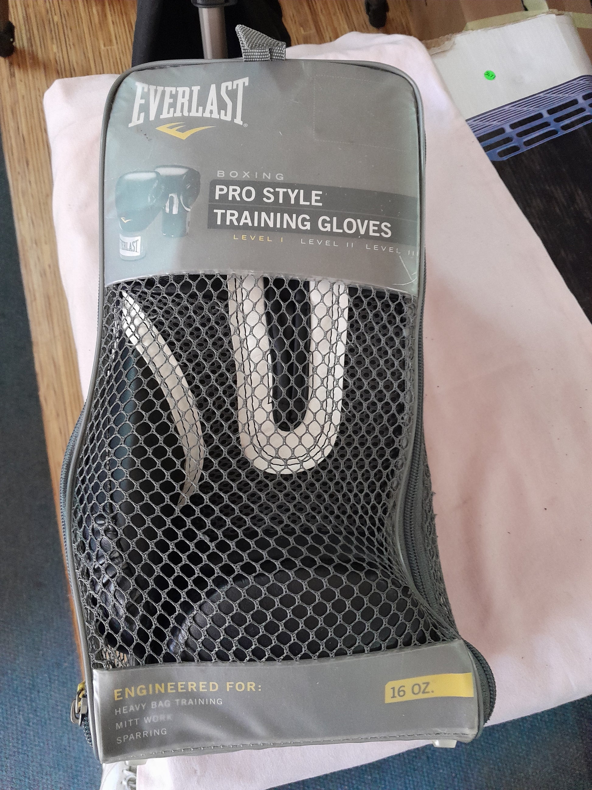 High-quality Everlast Pro-Style Training Gloves in excellent condition for boxing enthusiasts.