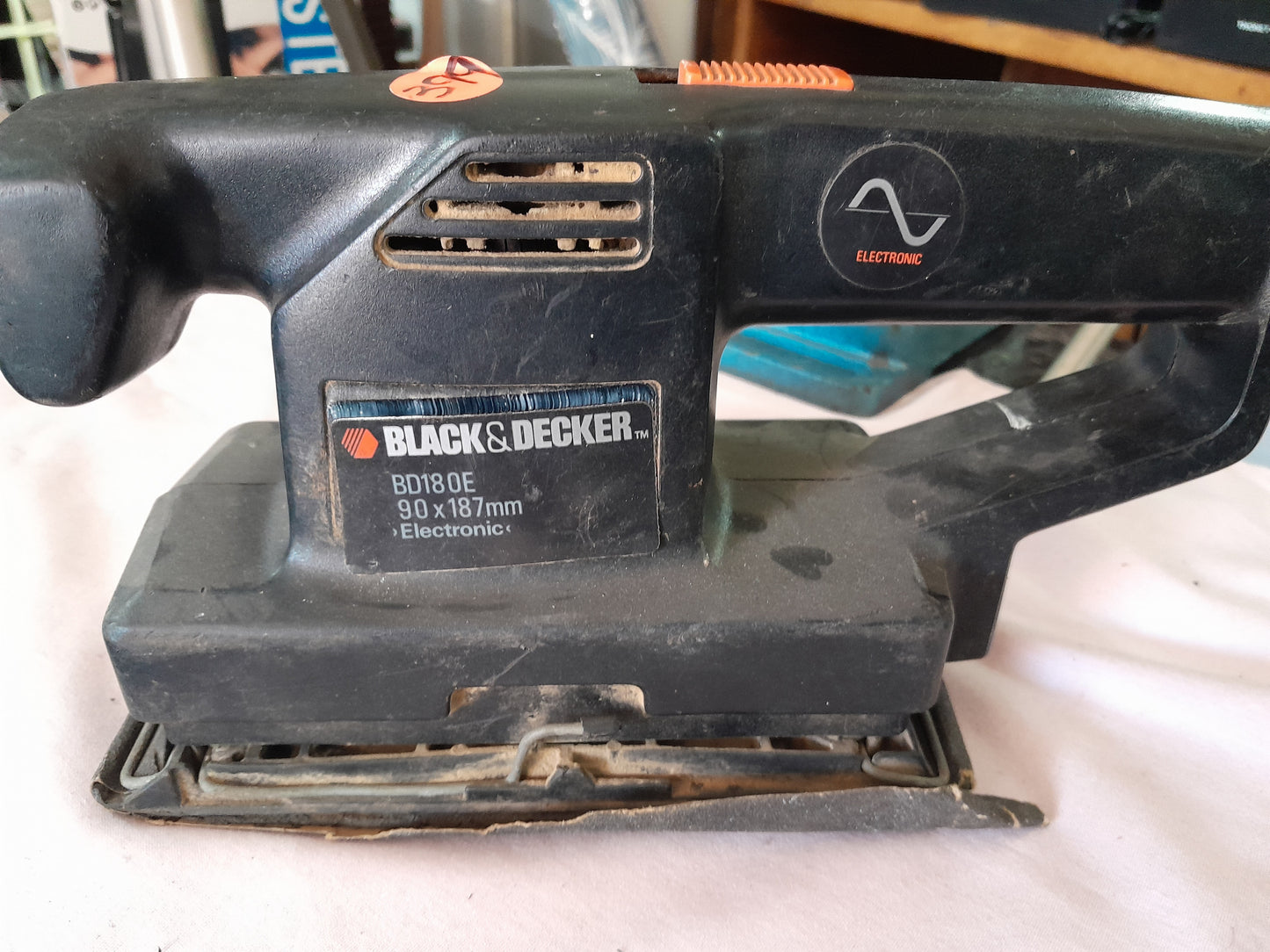 Used Black and Decker BD180E orbital sander showcasing its design and sanding specifications.