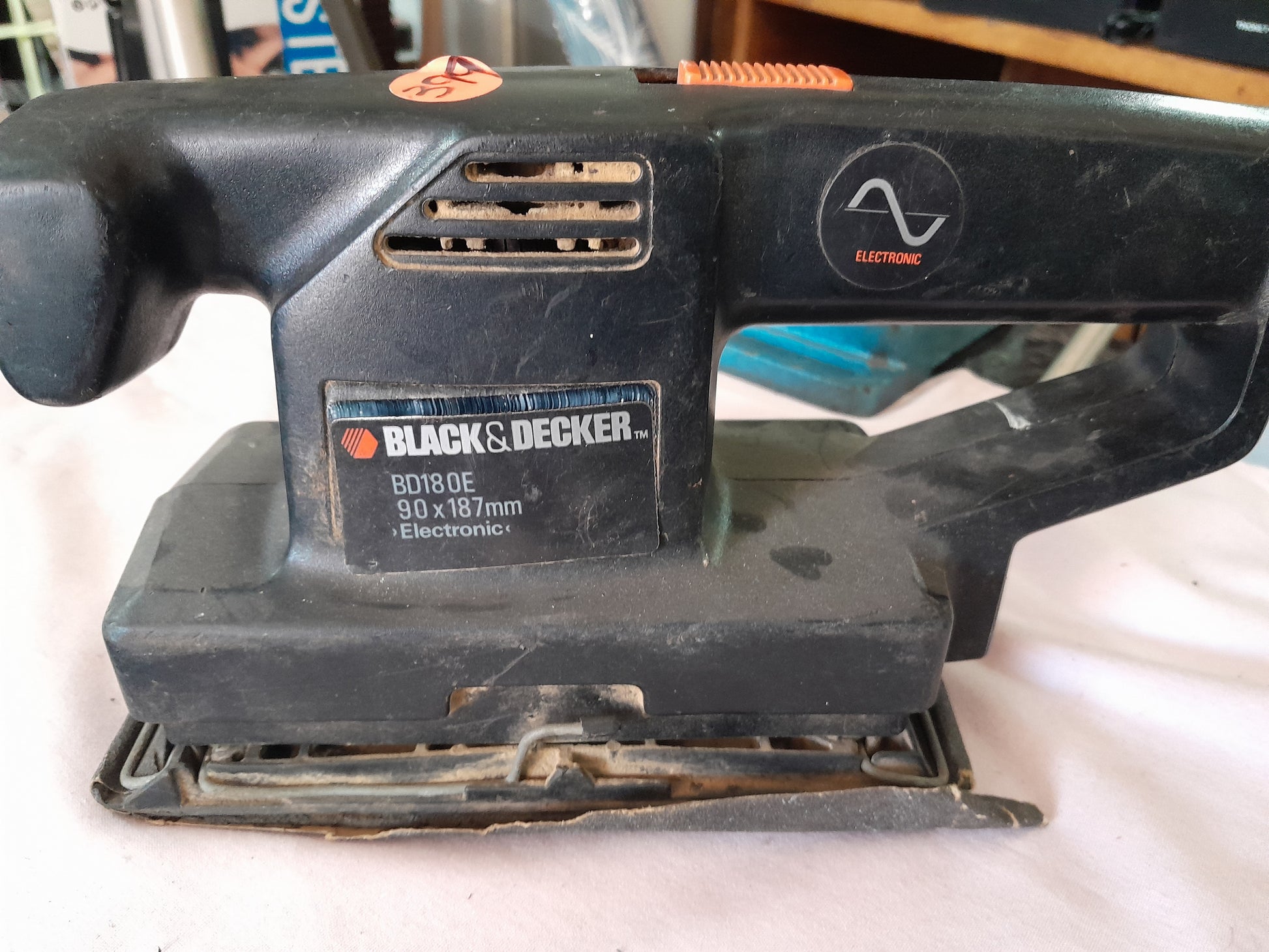 Used Black and Decker BD180E orbital sander showcasing its design and sanding specifications.