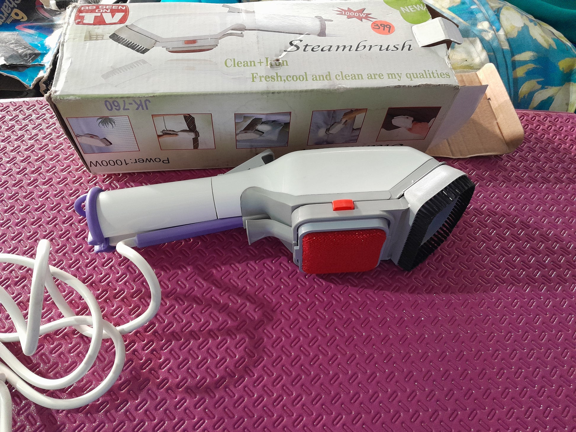 1000W Steambrush for effective cleaning and ironing on any surface, fresh and cool results