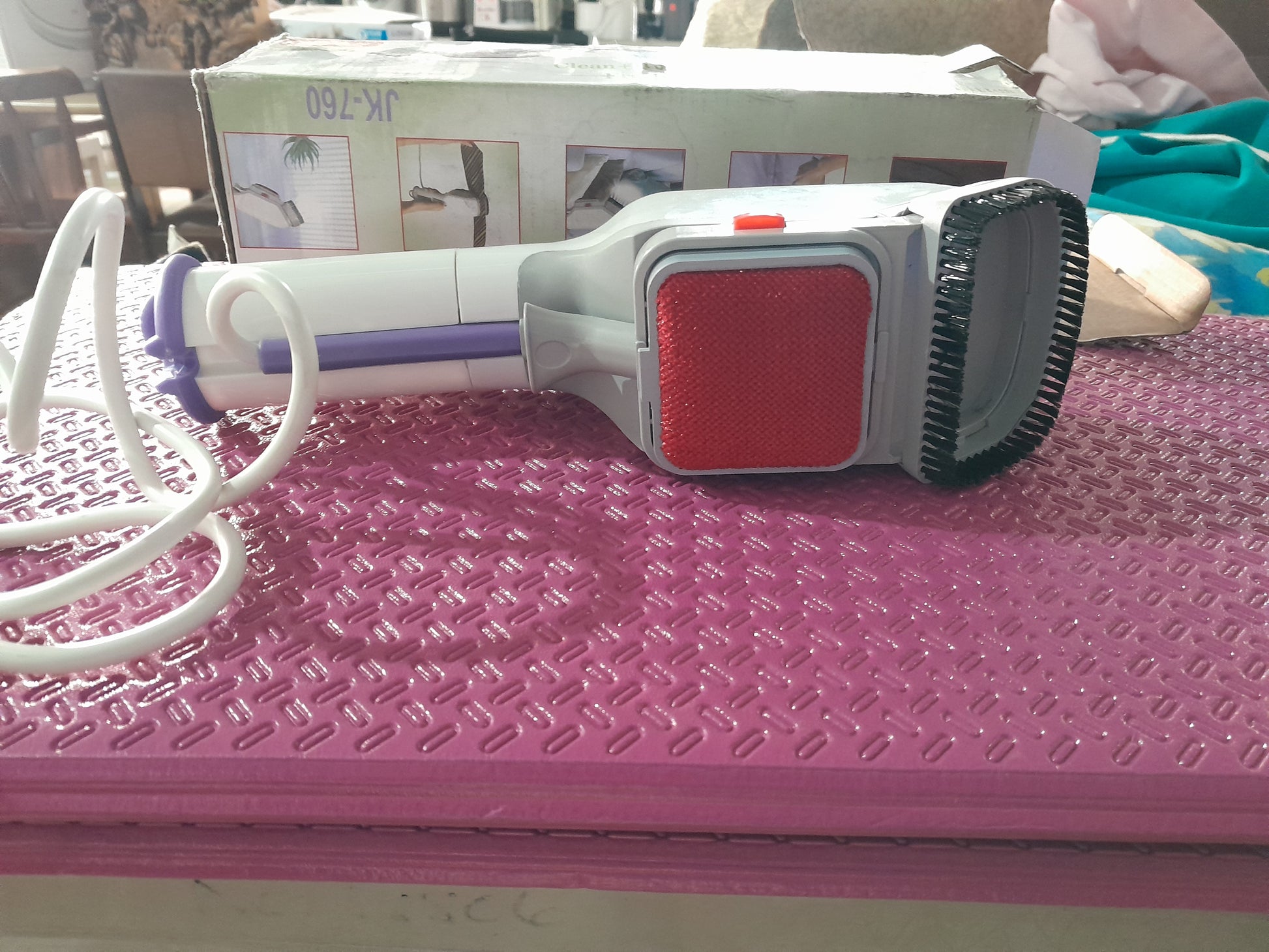  Versatile steambrush with 1000W power, ideal for freshening up clothes and surfaces efficiently