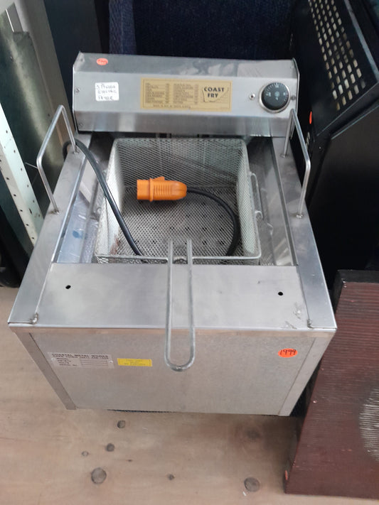 Affordable secondhand electric fryer with stainless steel construction, great for frying chicken and more.