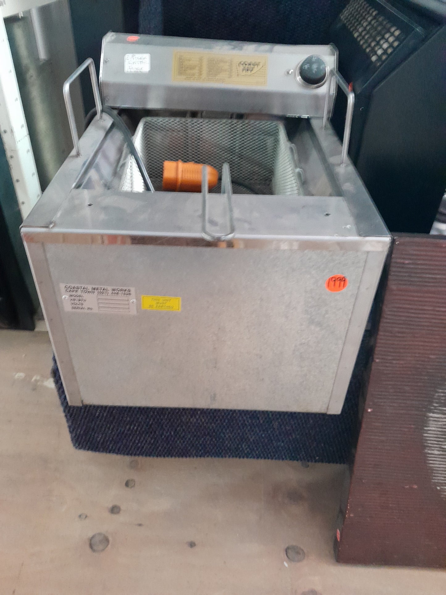Electric fryer with stainless steel basket, suitable for frying all types of foods, including chicken and chips.