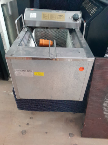 Electric fryer with stainless steel basket, suitable for frying all types of foods, including chicken and chips.