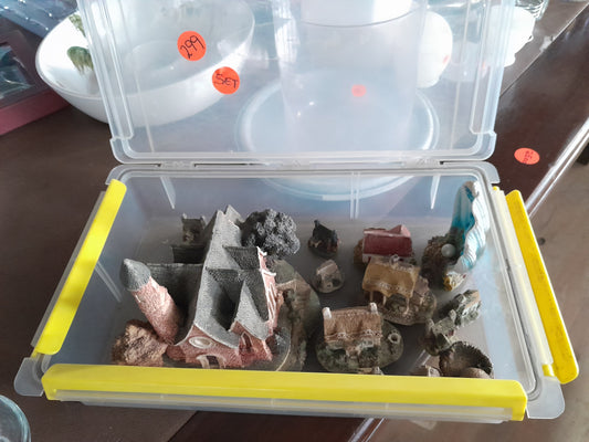  Collectible small church and house ornaments, ideal for secondhand treasure seekers and decor lovers.