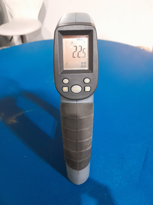 Digital display of ST 685 infrared thermometer indicating temperature, perfect for electrical diagnostics.