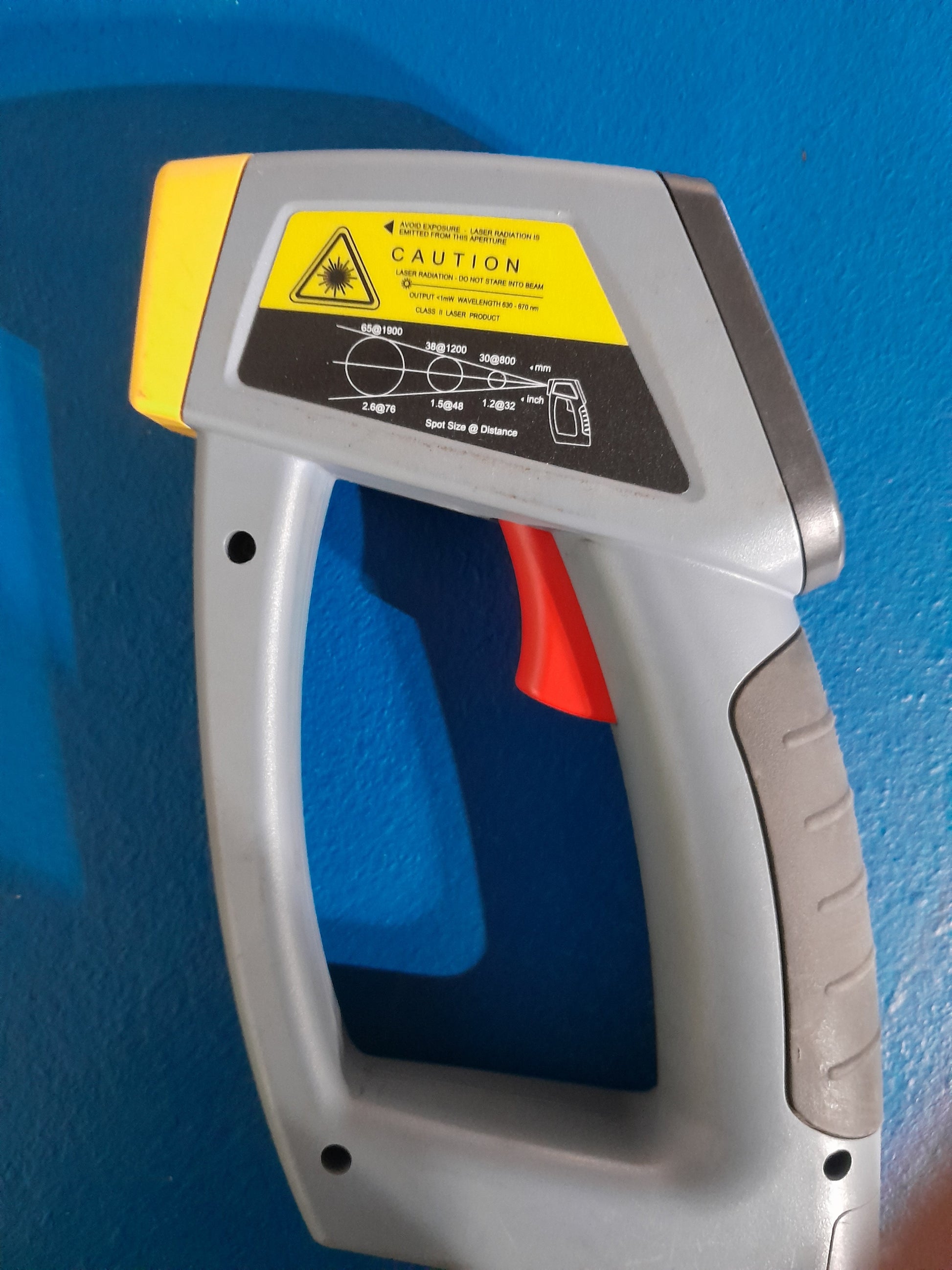 ST 685 infrared thermometer for measuring temperature from a distance without contact.