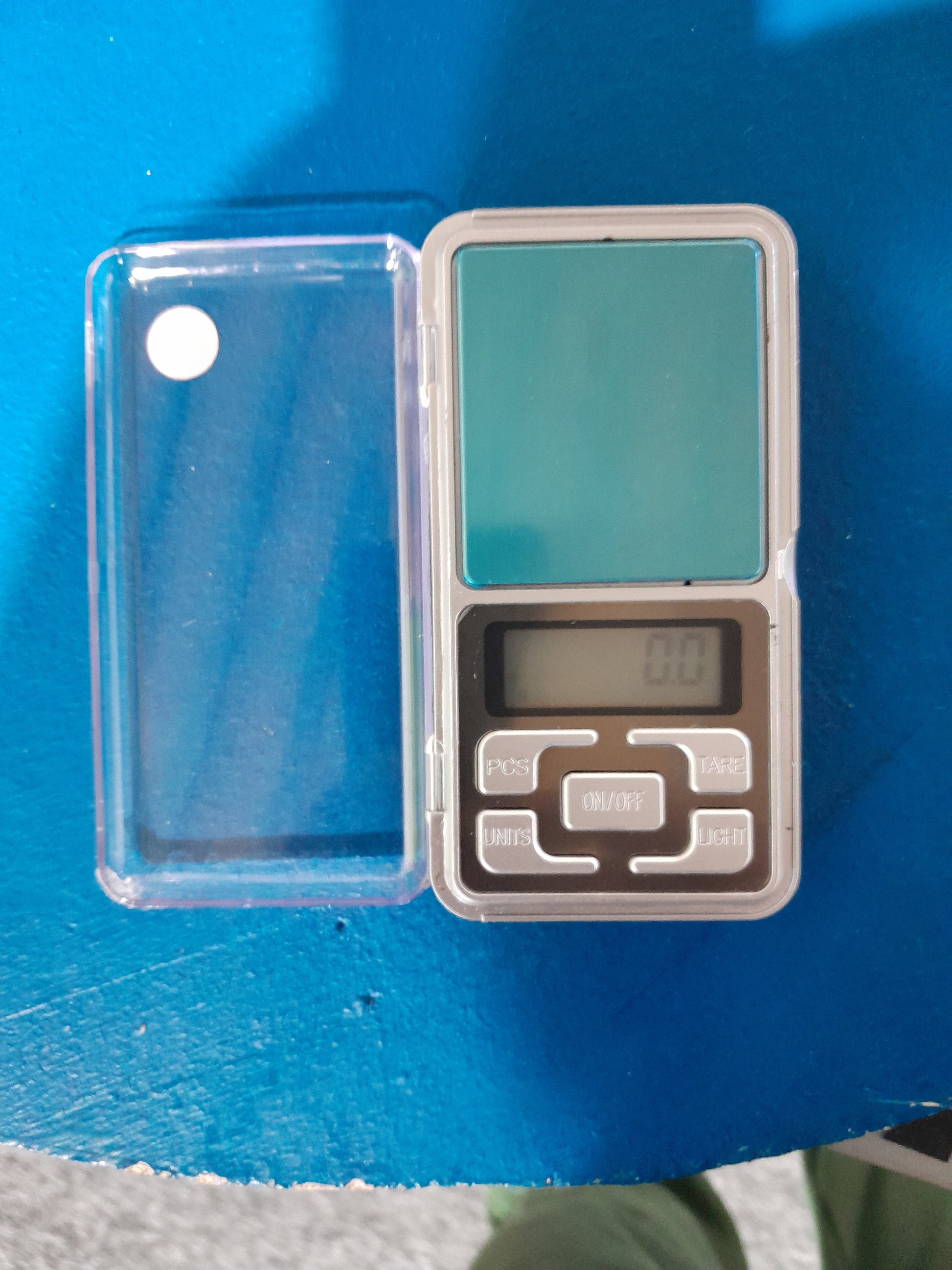 MH-Series portable scale with protective cover, ideal for weighing herbs and small items.