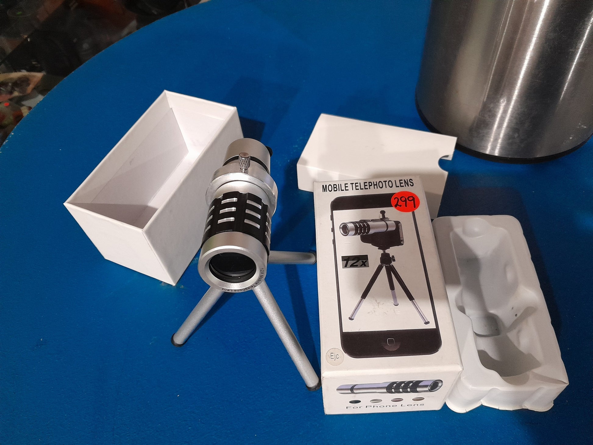 Essential mobile telephoto lens for capturing distant objects, complete with packaging and accessories.